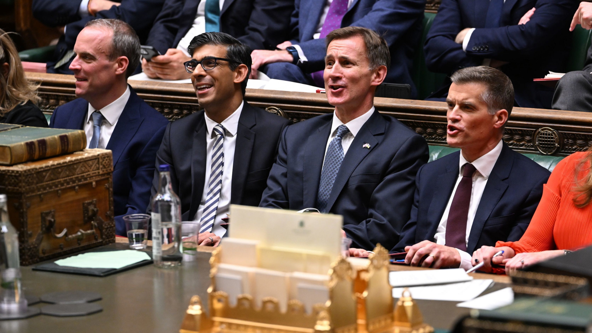 Premierminister Sunak und Finanzminister Hunt im britischen Unterhaus | AP