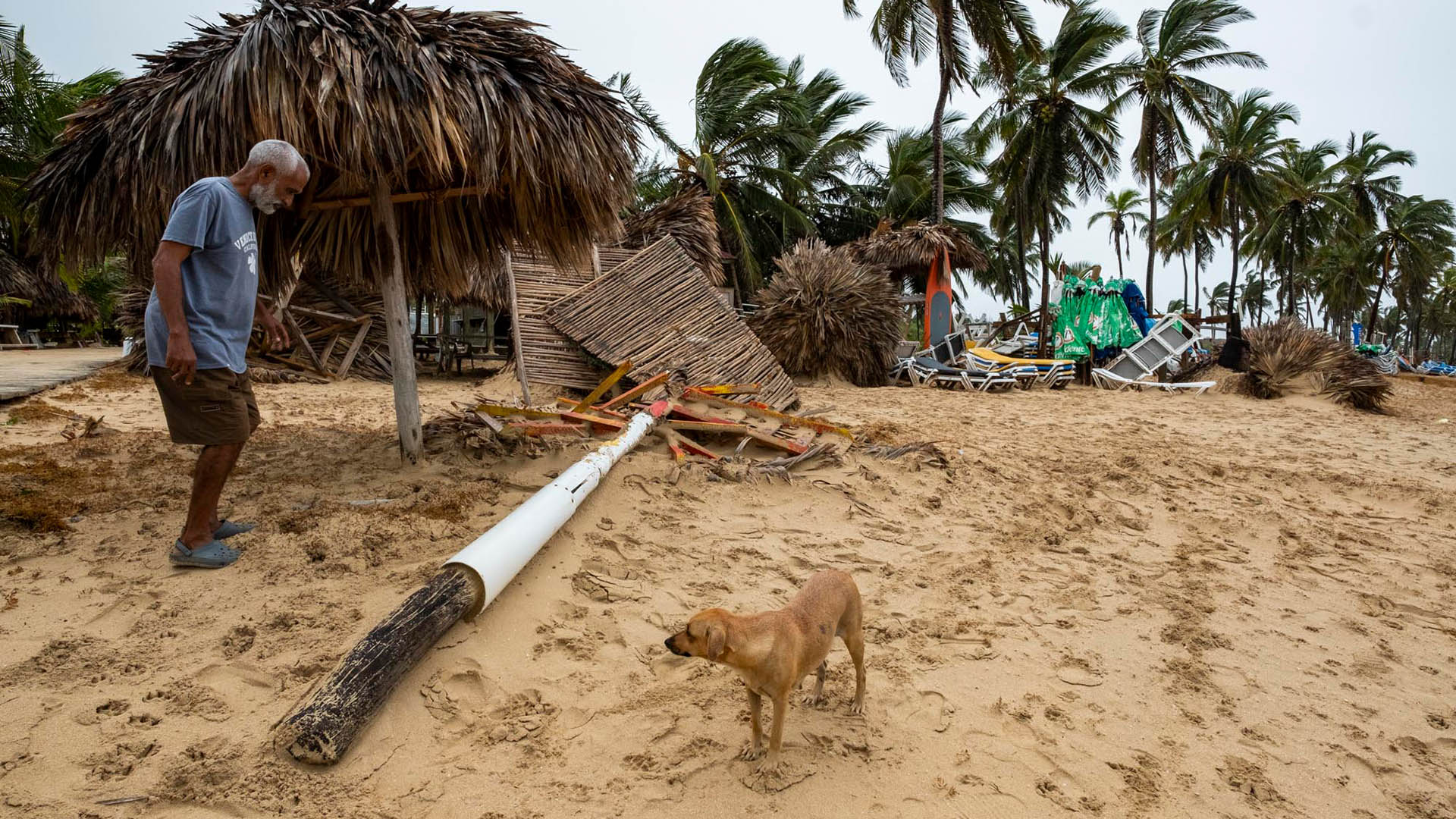 Ein Verkäufer läuft durch sein von Hurrikan Fiona zerstörtes Geschäft in der Dominikanischen Republik. | AP