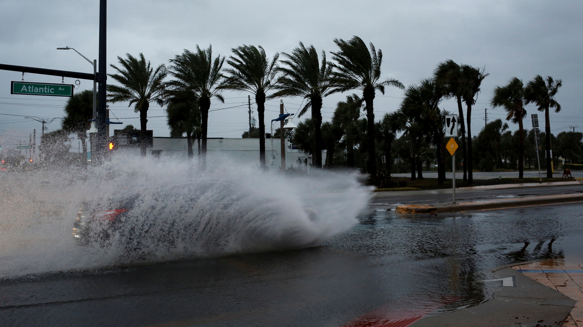 Ein Auto fährt auf einer überfluteten Straße im US-Bundesstaat Florida. | REUTERS