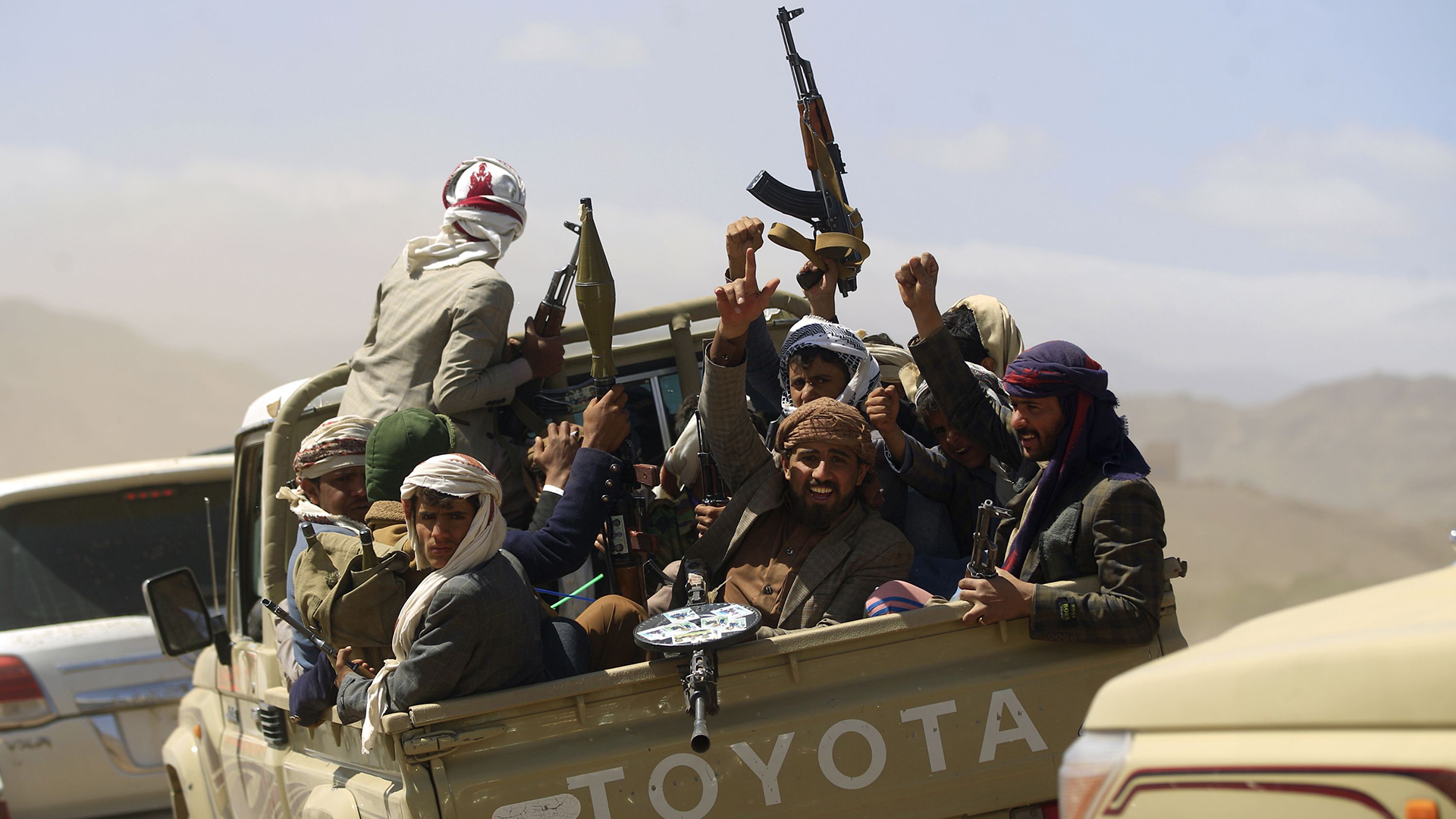 Bewaffnete Unterstützer der Huthi Rebellen in einem Fahrzeug im Jemen (Archivbild) | AFP