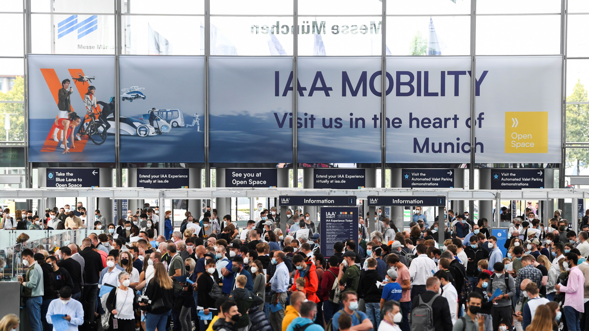 Ein Banner in der Messe München kündigt die IAA Mobility an. | REUTERS