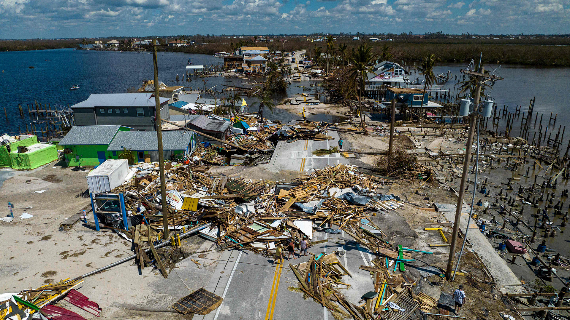 Eine Luftaufnahme zeigt zerstörte Häuser, aufgebrochene Straßen und Überschwemmungen in Florida. | AFP