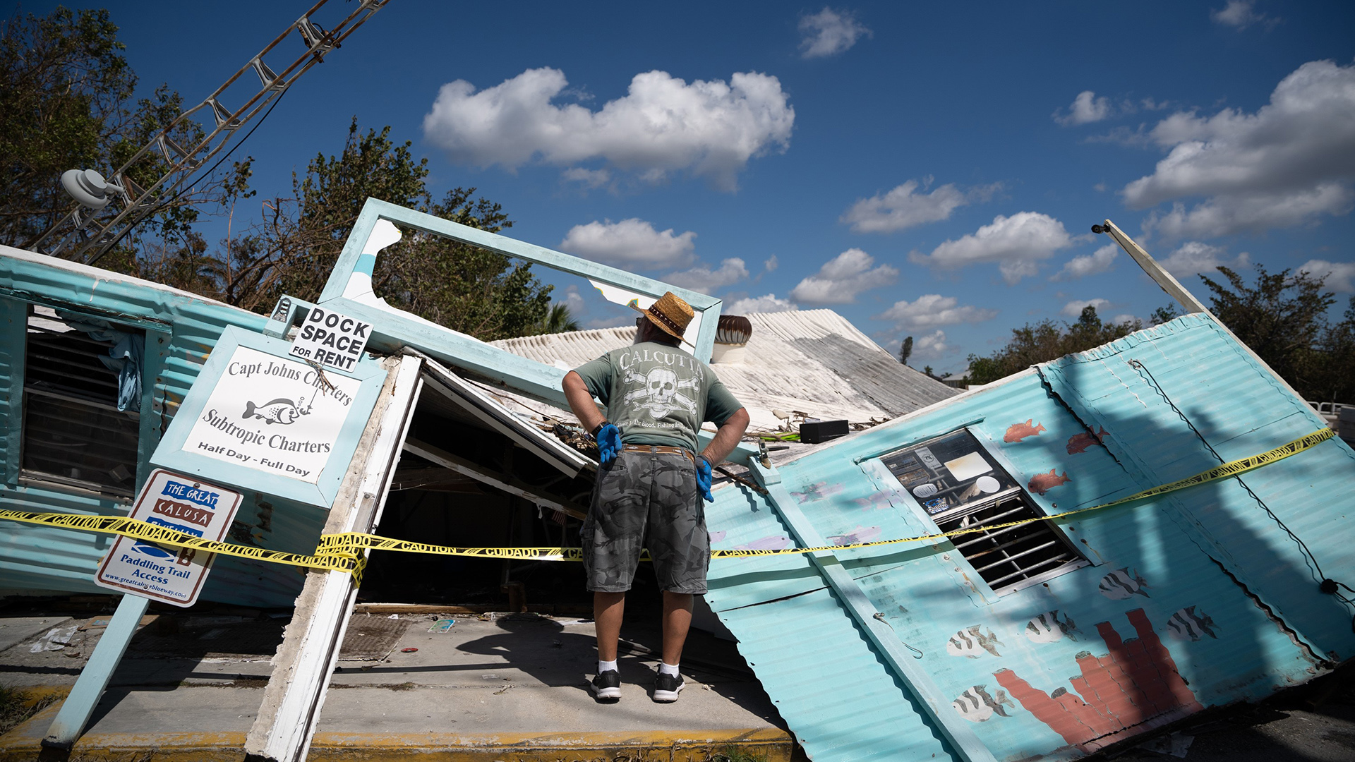 Ein Mann steht vor einem zerstörten Haus. | AFP