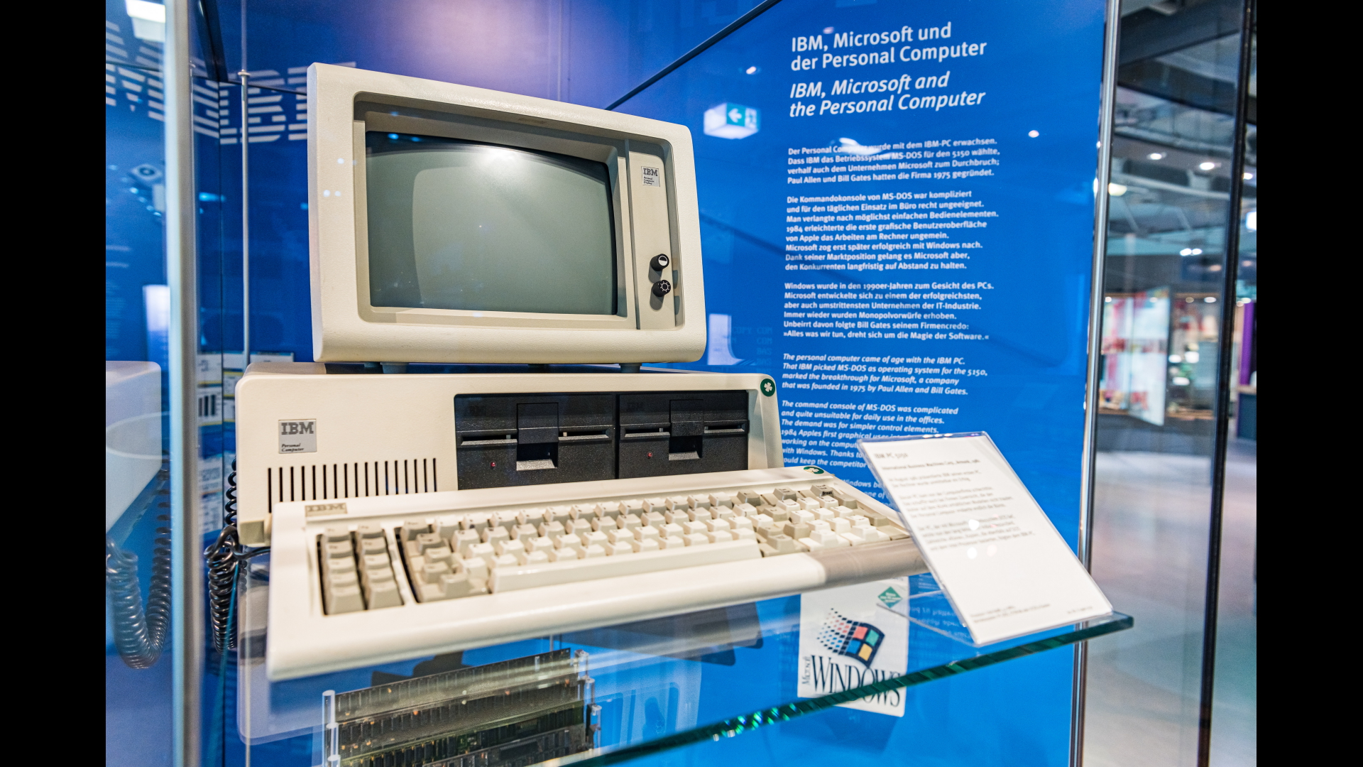 Ein Modell der ersten IBM-PC steht in einem Museum | dpa