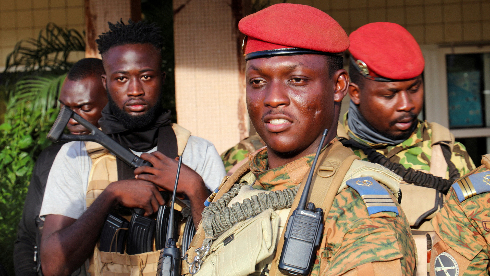 Ibrahim Traoré mit Soldaten in in Ouagadougou, Burkina Faso. | REUTERS