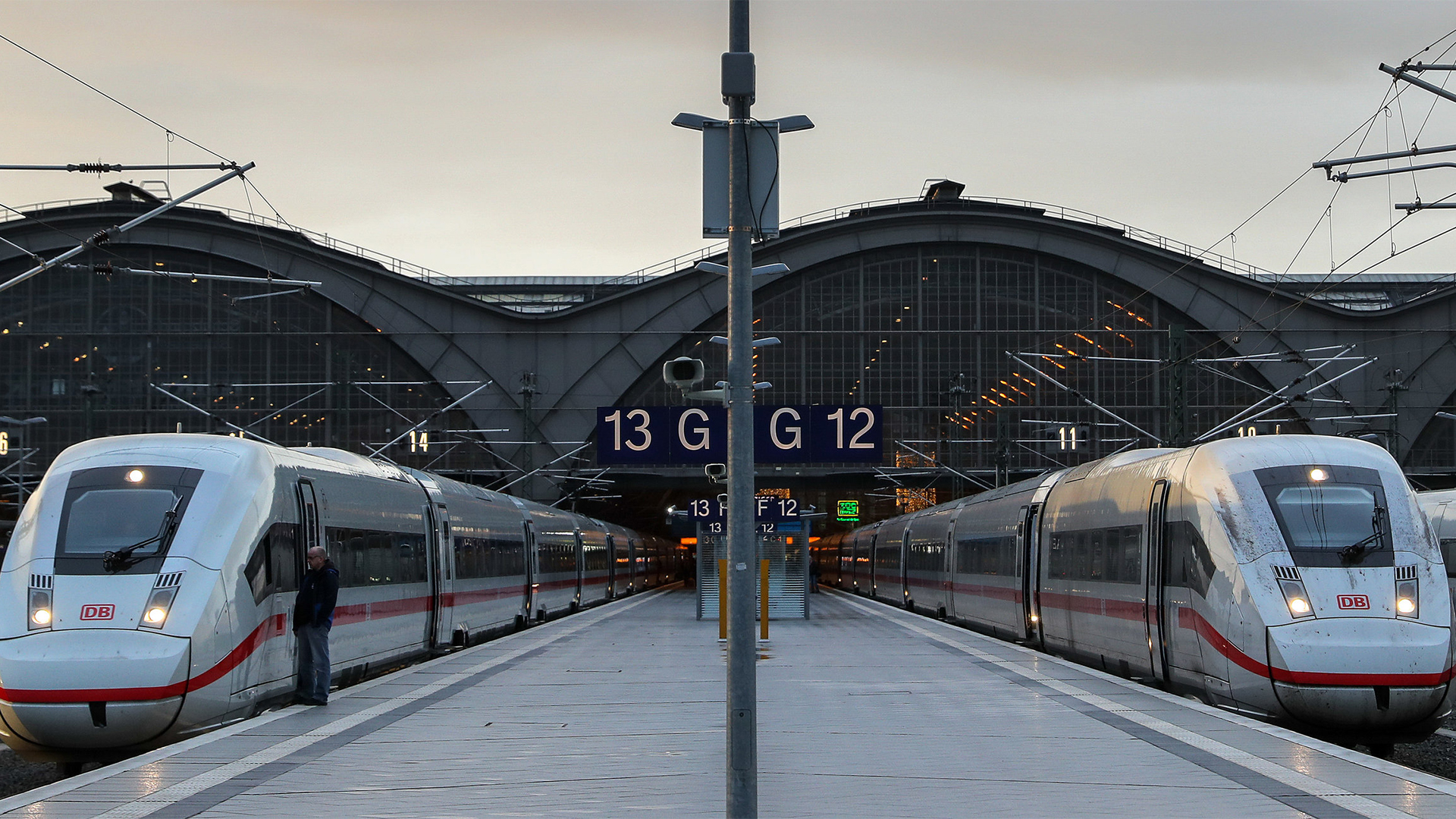 ICE Fernzüge warten im Hauptbahnhof Leipzig | Bildquelle: dpa