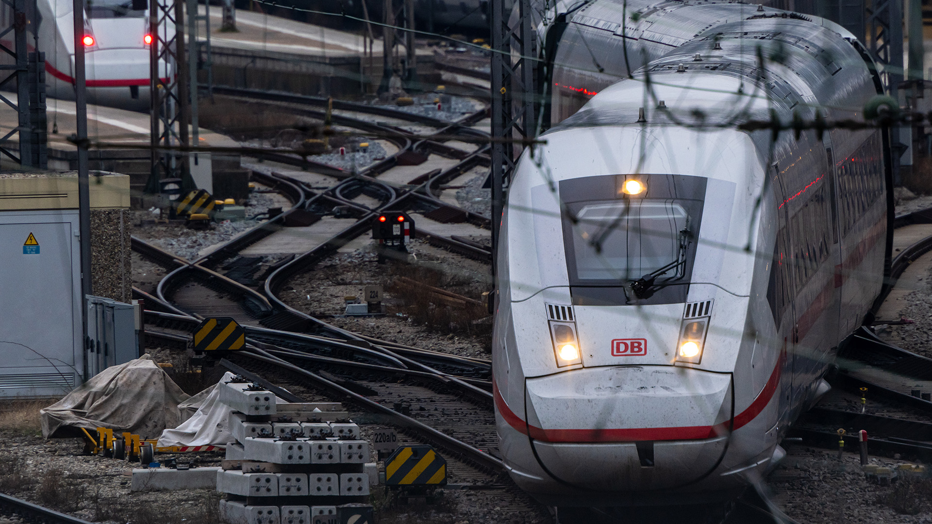 Ein ICE der Deutschen Bahn verlässt den Hauptbahnhof in München. | dpa