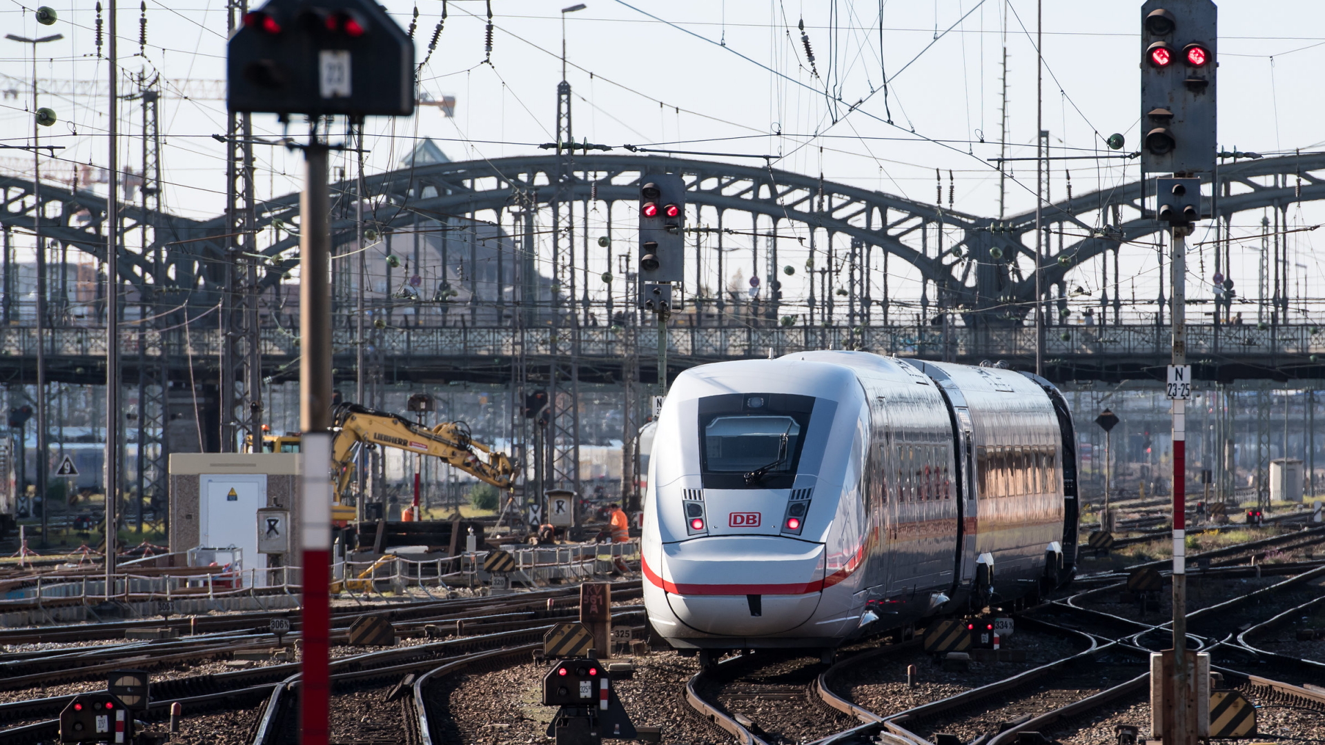 Ein ICE 4 verlässt den Münchner Hauptbahnhof.