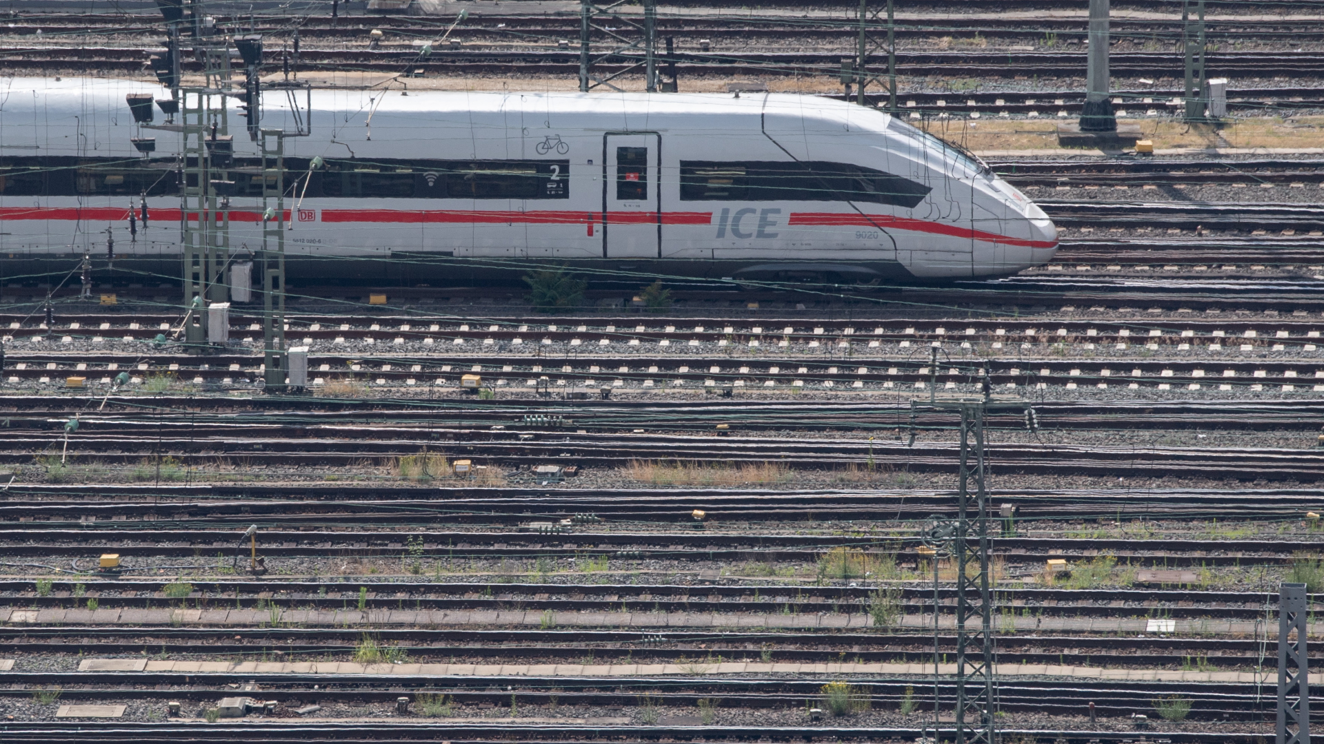Ein ICE-Zug der Deutschen Bahn auf den Gleisen am Hauptbahnhof Frankfurt.