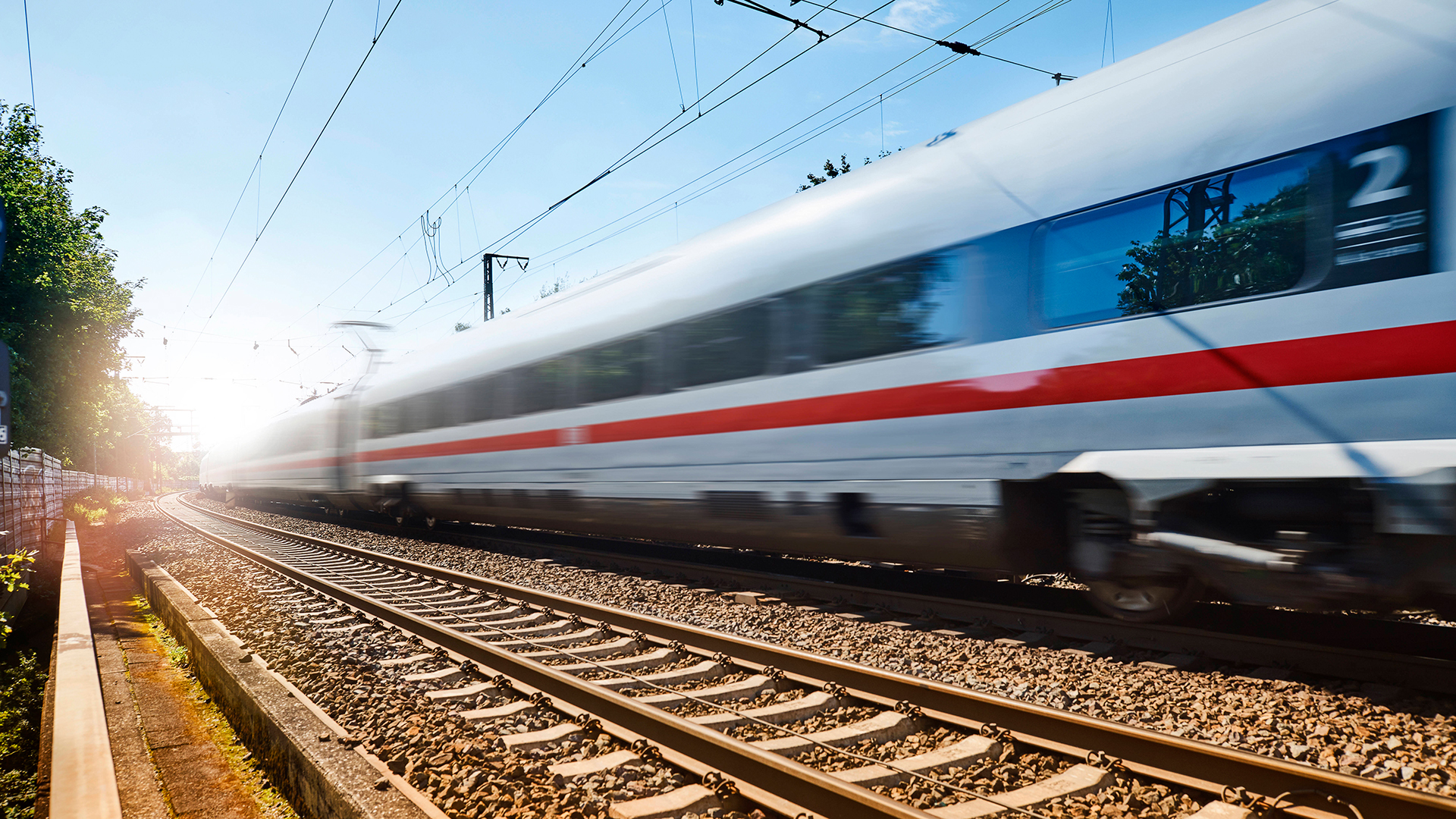 Ein fahrender ICE der Deutschen Bahn auf der Strecke von Hamburg nach Hannover. | imago images/Martin Bäuml Fotod