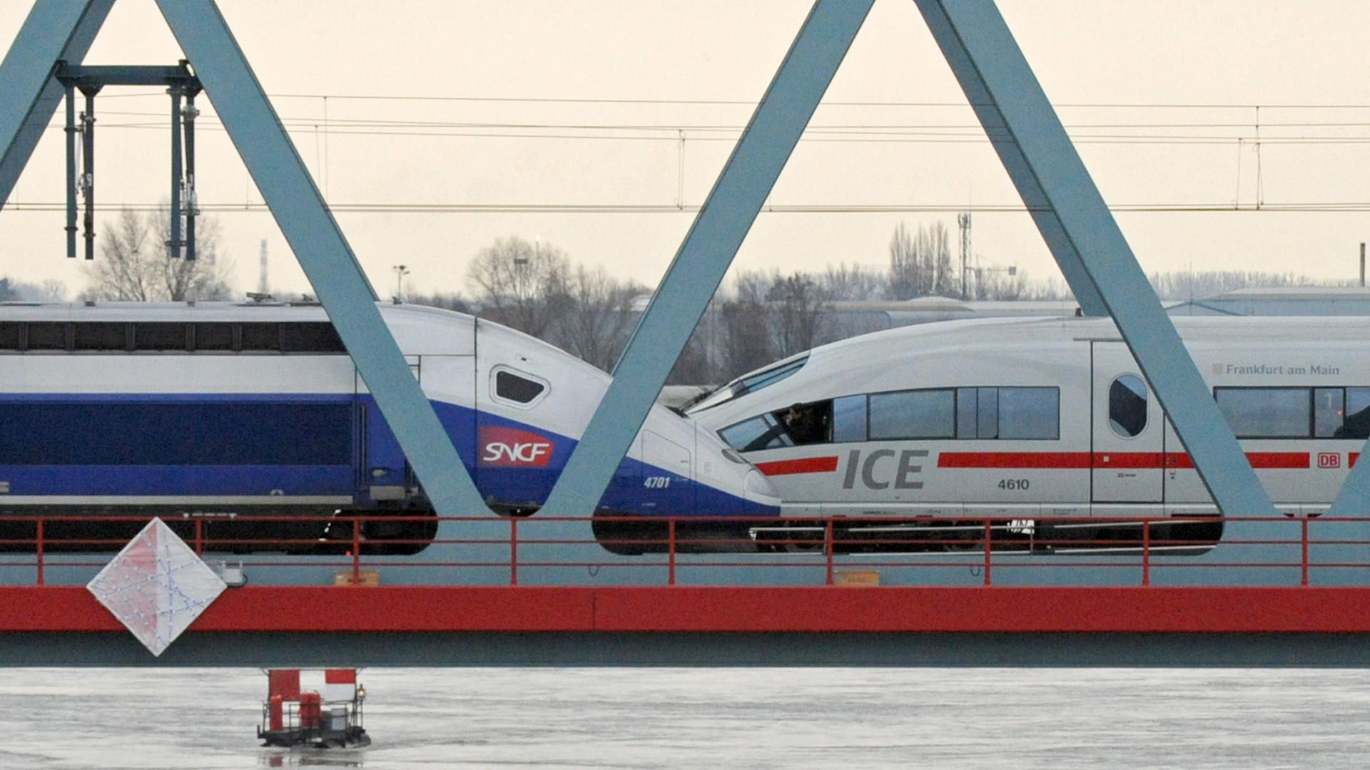Ein ICE und ein TGV auf einer Brücke | dpa