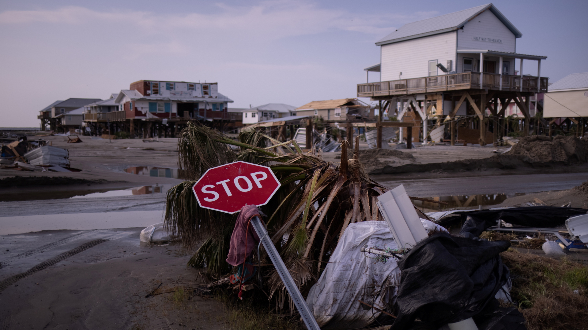 Ein umgeknicktes Stoppschild liegt in einer verwüsteten Gegend | REUTERS