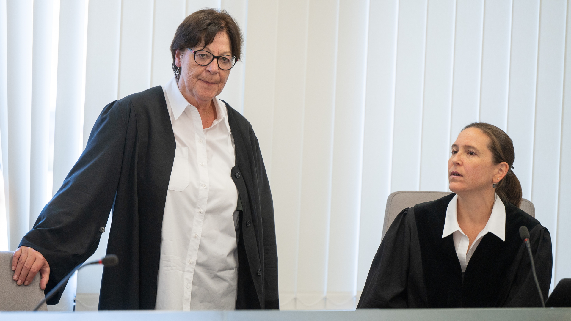 Ruth Streit-Stifano Esposito, Anwältin der Nebenklage, und Oberstaatsanwältin Nicole Frohn stehen und sitzen vor dem Landgericht vor dem Prozessbeginn zusammen. | dpa