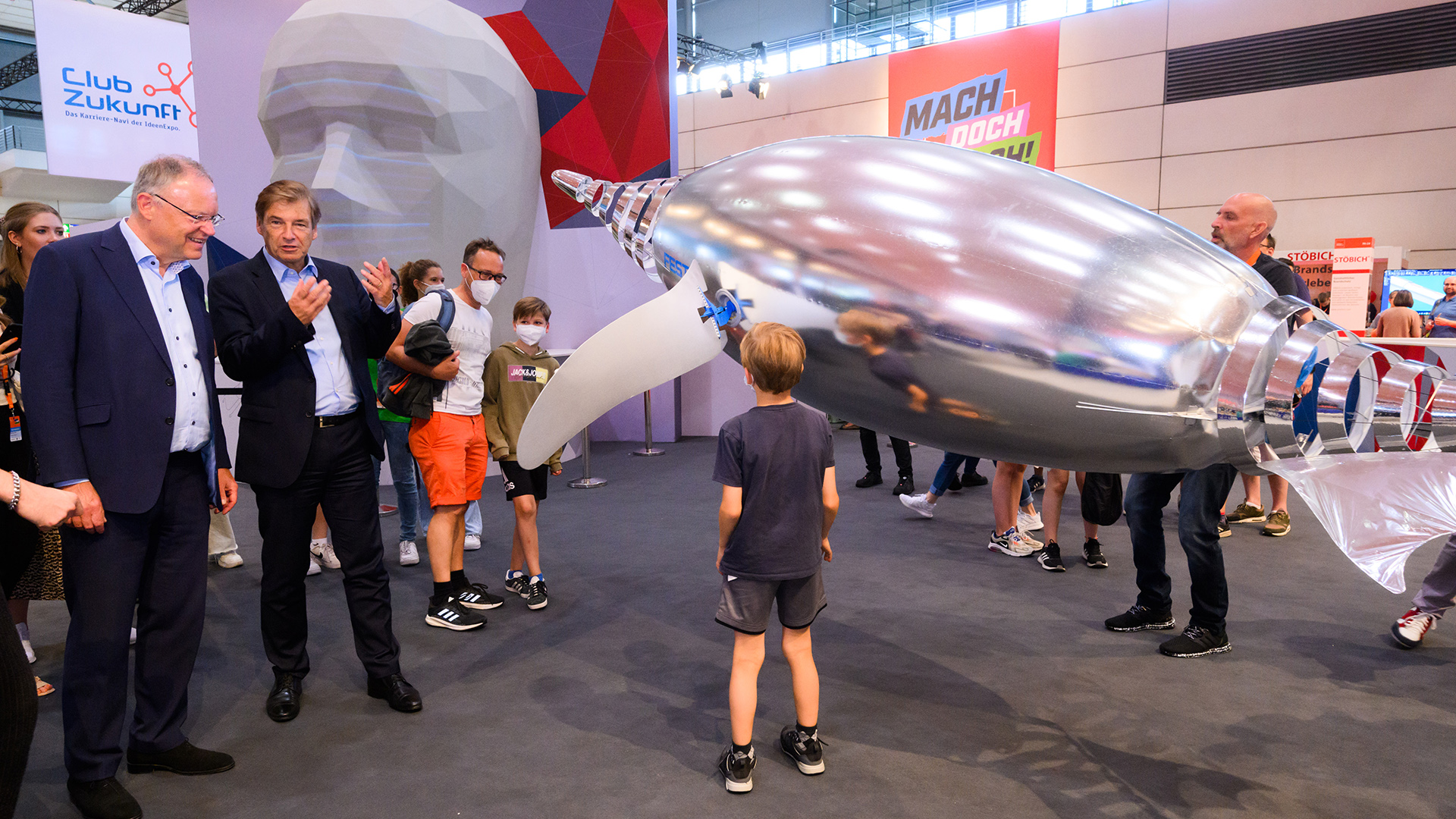 Stephan Weil (links) und Volker Schmidtstehen bei der IdeenExpo in der Messe Hannover neben einem autonom fliegenden Objekt "AirPenguin" der Firma "Festo".  | dpa