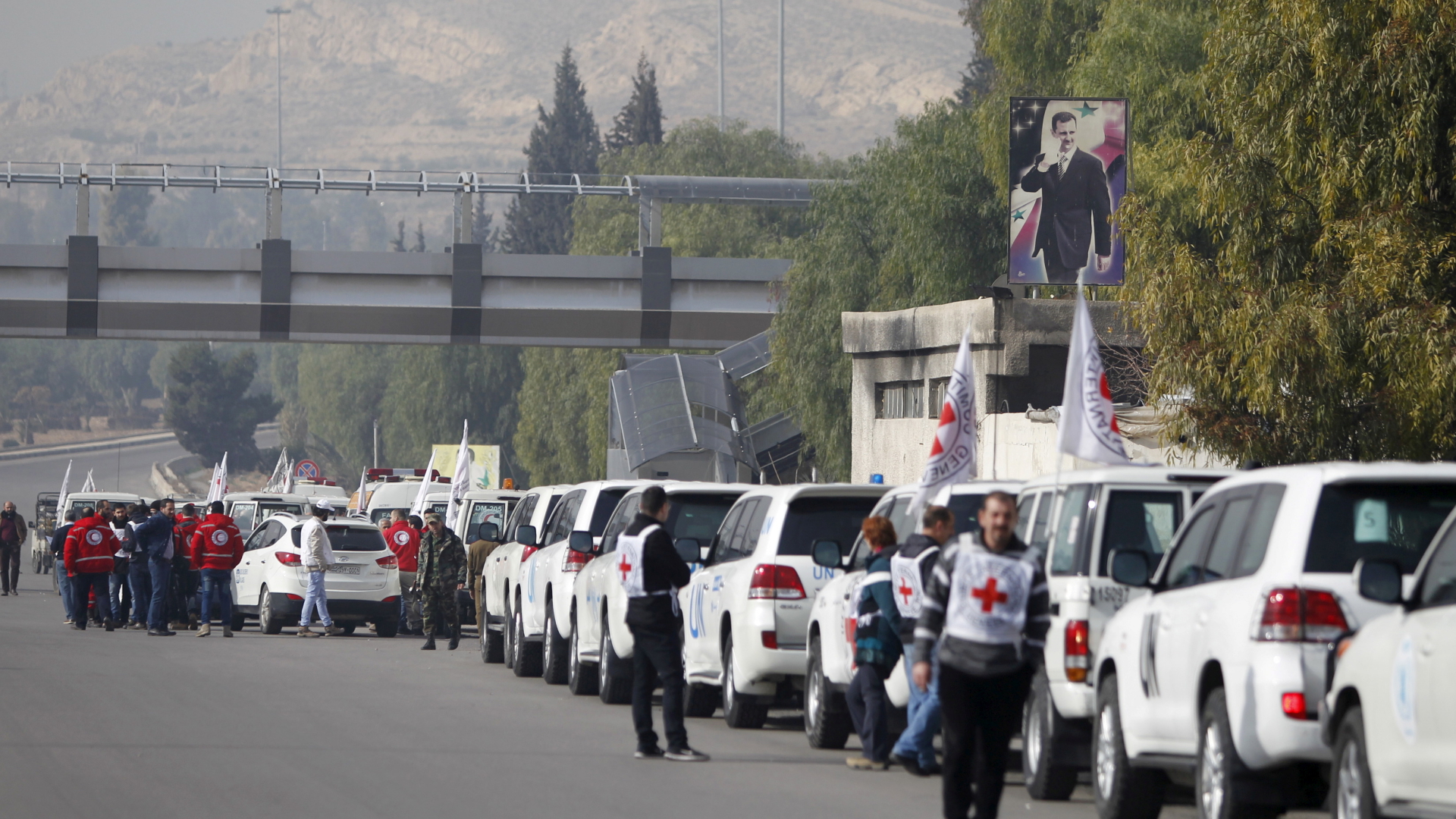 Ein Hilfskonvoi aus Fahrzeugen von UN-Kräften, Rotem Kreuz und Rotem Halbmond. | REUTERS