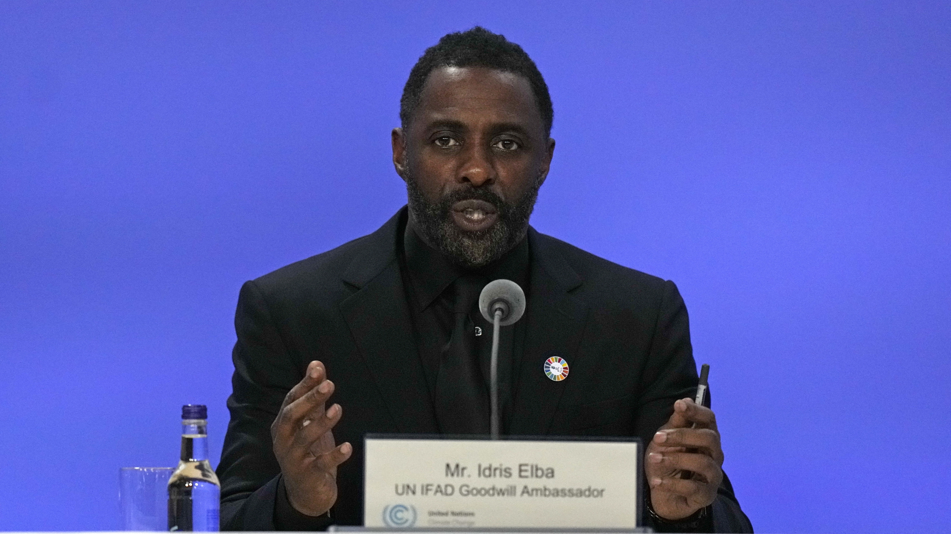  Idris Elba bei seiner Rede in Glasgow | dpa