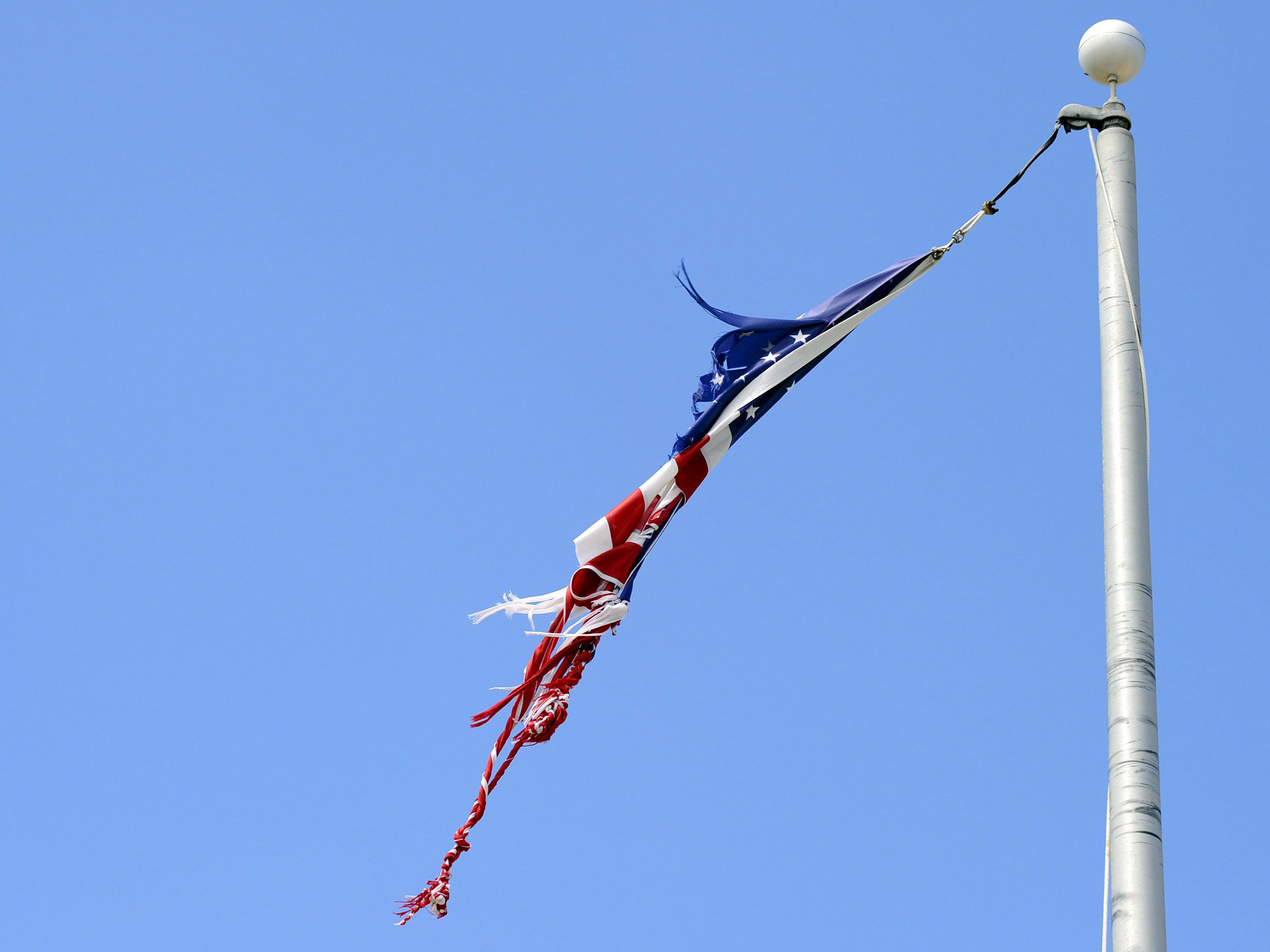Zerrissene US-Flagge in Galveston, Texas/USA | dpa