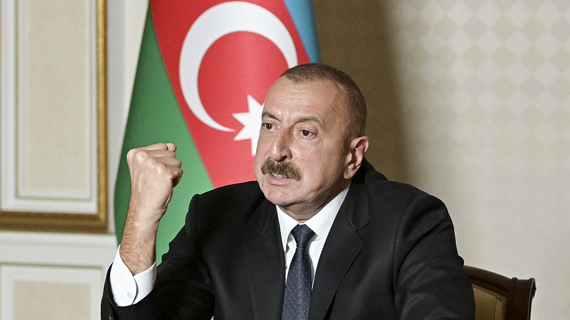 Der aserbaidschanische Präsident Ilham Alijew gestikuliert während einer Rede. | AP