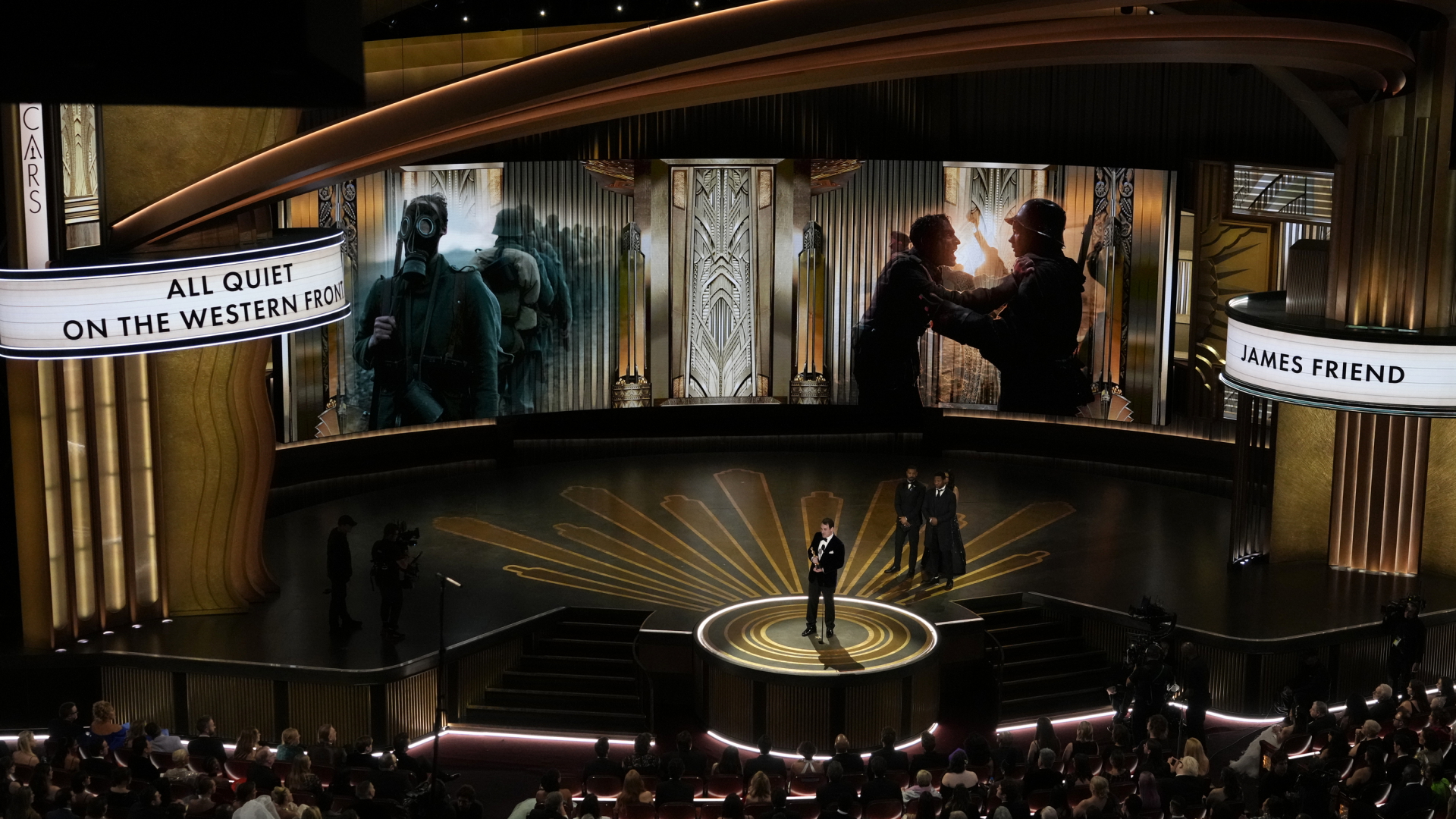 Kameramann James Friend nimmt bei der Oscar-Verleihung im Dolby Theatre den Preis für die beste Kameraführung für "Im Westen nichts Neues" entgegen. | dpa