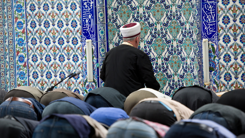Muslime beten am 26.05.2015 im Gebetsraum einer Moschee in Deutschland. | null