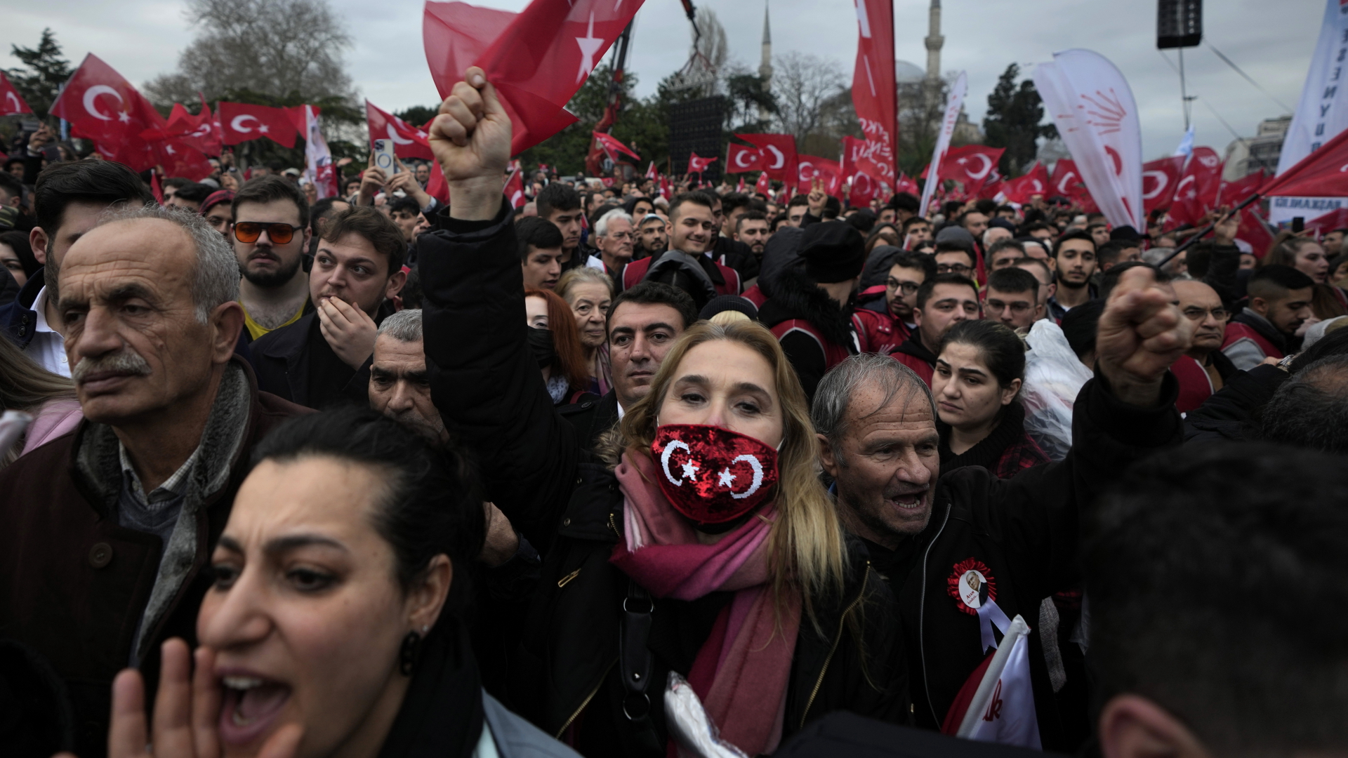 Unterstützer von Imamoglu protestieren vor dem Rathaus in Istanbul gegen seine Verurteilung. | dpa