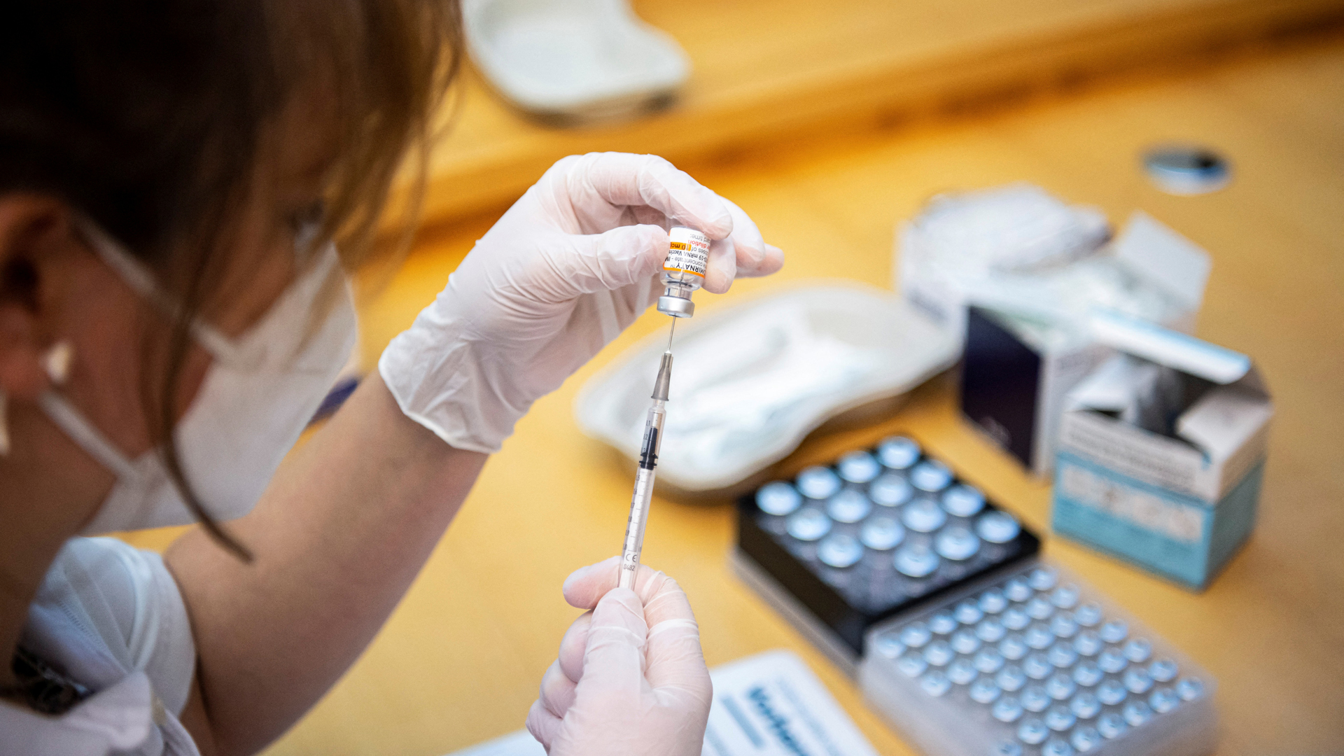 Eine Ärztin zieht eine Spritze mit Biontech-Impfstoff auf. | REUTERS