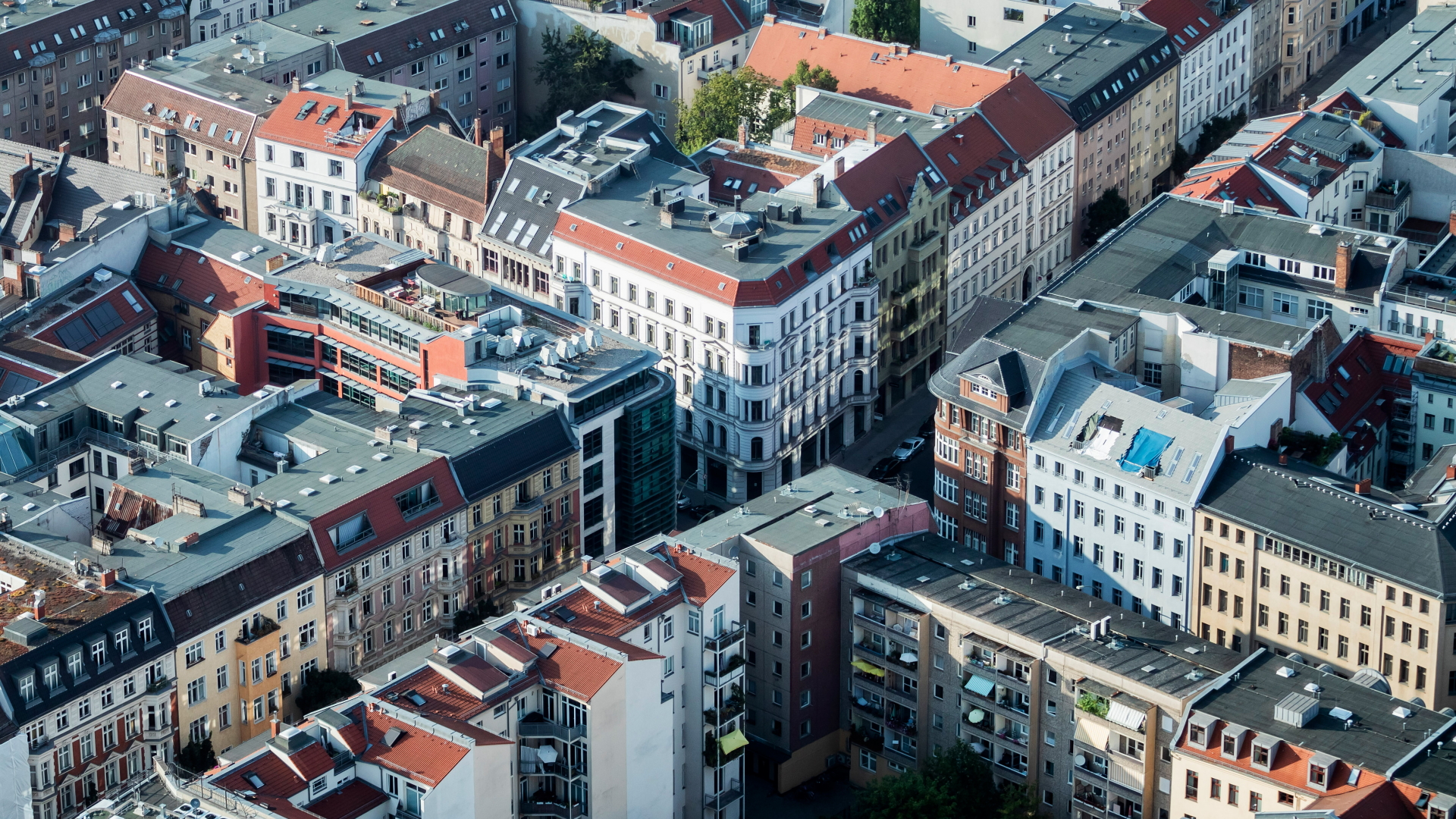 Blick auf eine Straße mit vielen Altbauten in Berlin