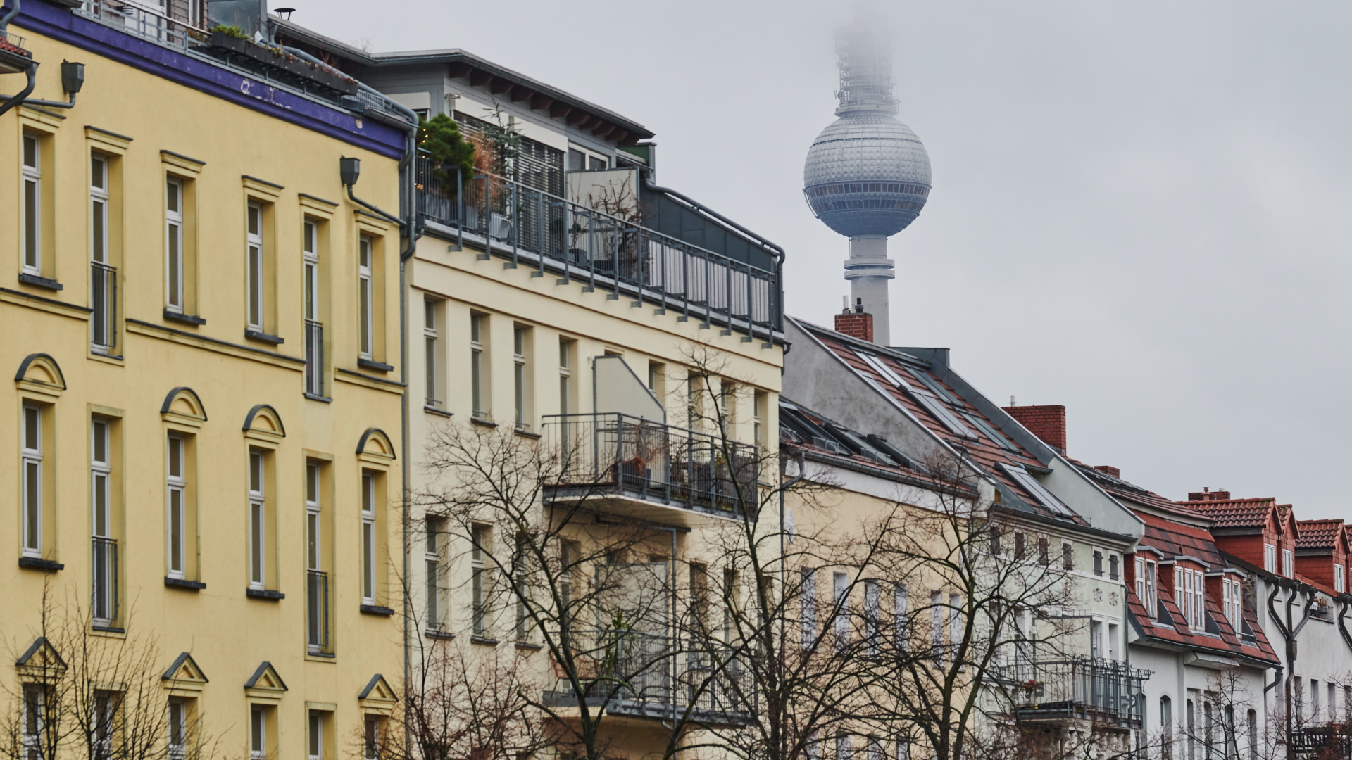 Wohnhäuser in Berlin mit dem Fernsehturm im Hintergrund | dpa