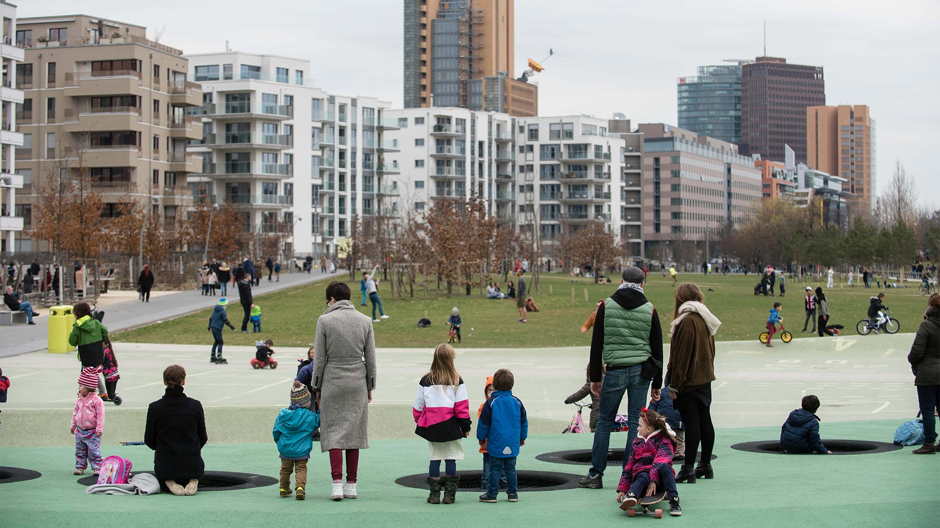 Kinder und Erwachsene auf dem Spielplatz im Park am Gleisdreick in Berlin.