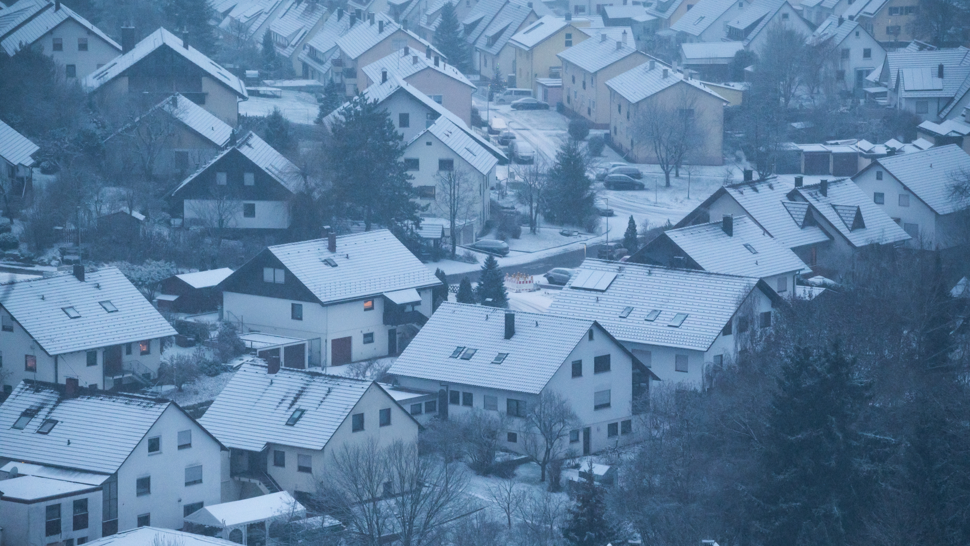 Schnee liegt auf den Dächern von Wohnhäusern in einem Teilort von Rottweil. | dpa