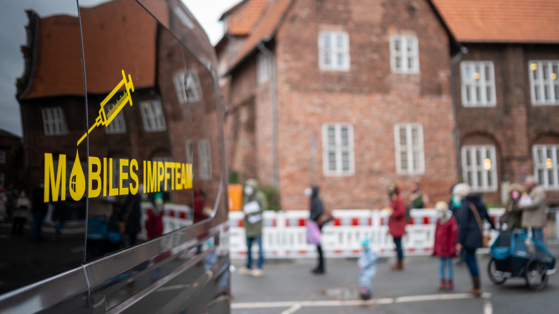 Menschen stehen auf dem Wochenmarkt in Lüneburg bei einer Impfaktion an.