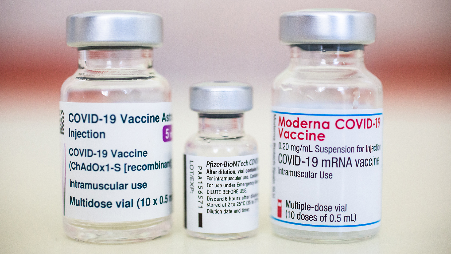 Drei Ampullen mit Impfstoff verschiedener Hersteller | dpa