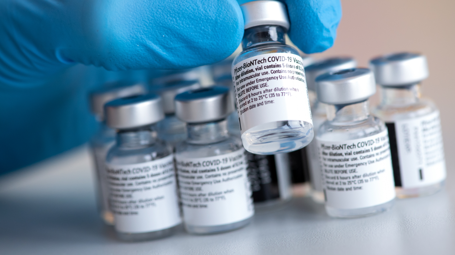 Impfampullen mit dem Wirkstoff von BioNTech | dpa
