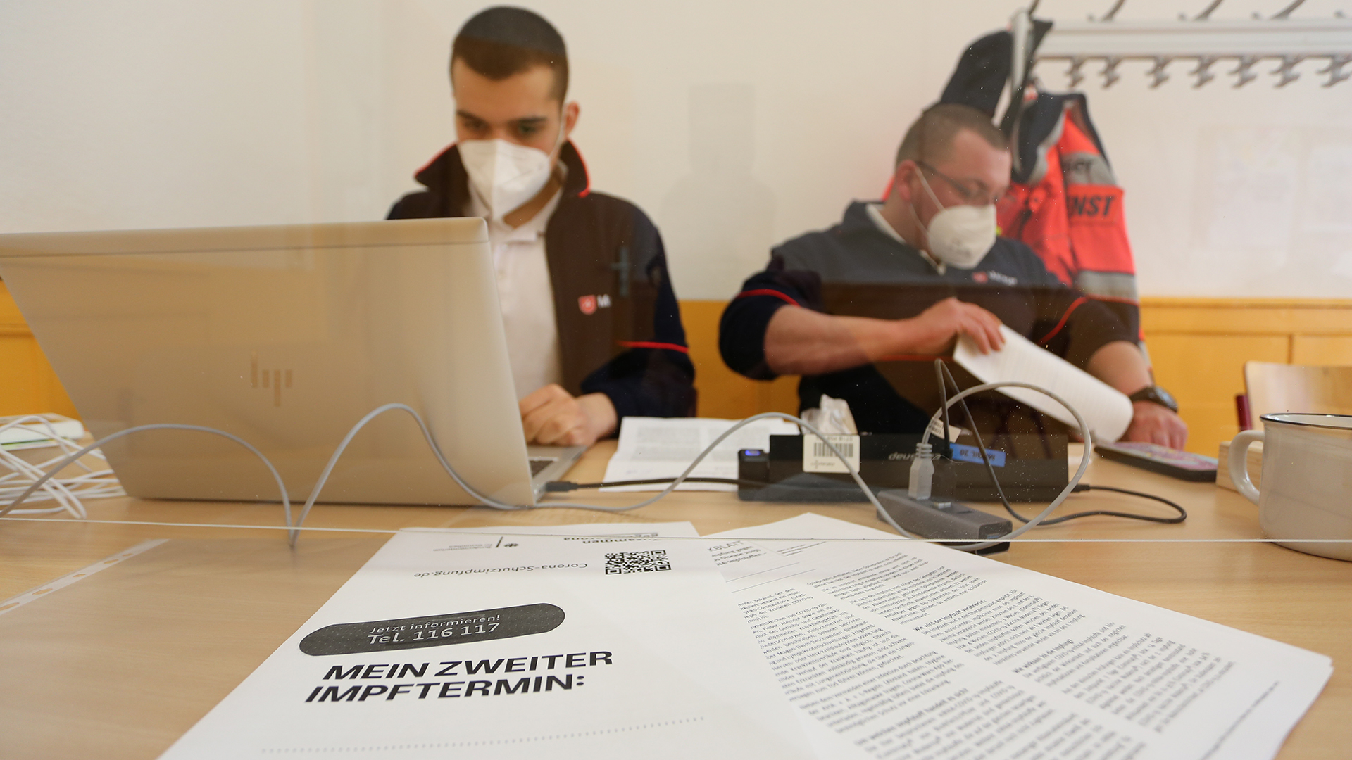 Mitarbeiter des Malteser Hilfsdienstes erfassen die Daten der Impfkandidaten im Impfzentrum Ermsleben.  | picture alliance/dpa/dpa-Zentral