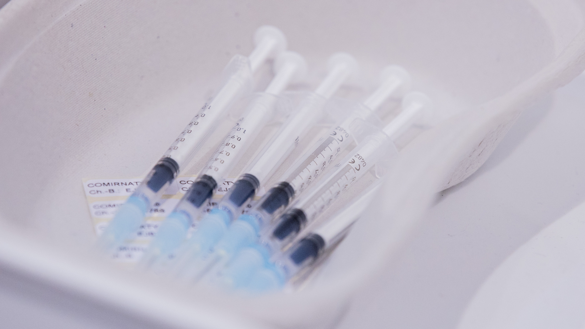 Spritzen, die den Impfstoff von BioNTech enthalten, liegen in einer Impfkabine im Impfzentrum Essen bereit. | dpa
