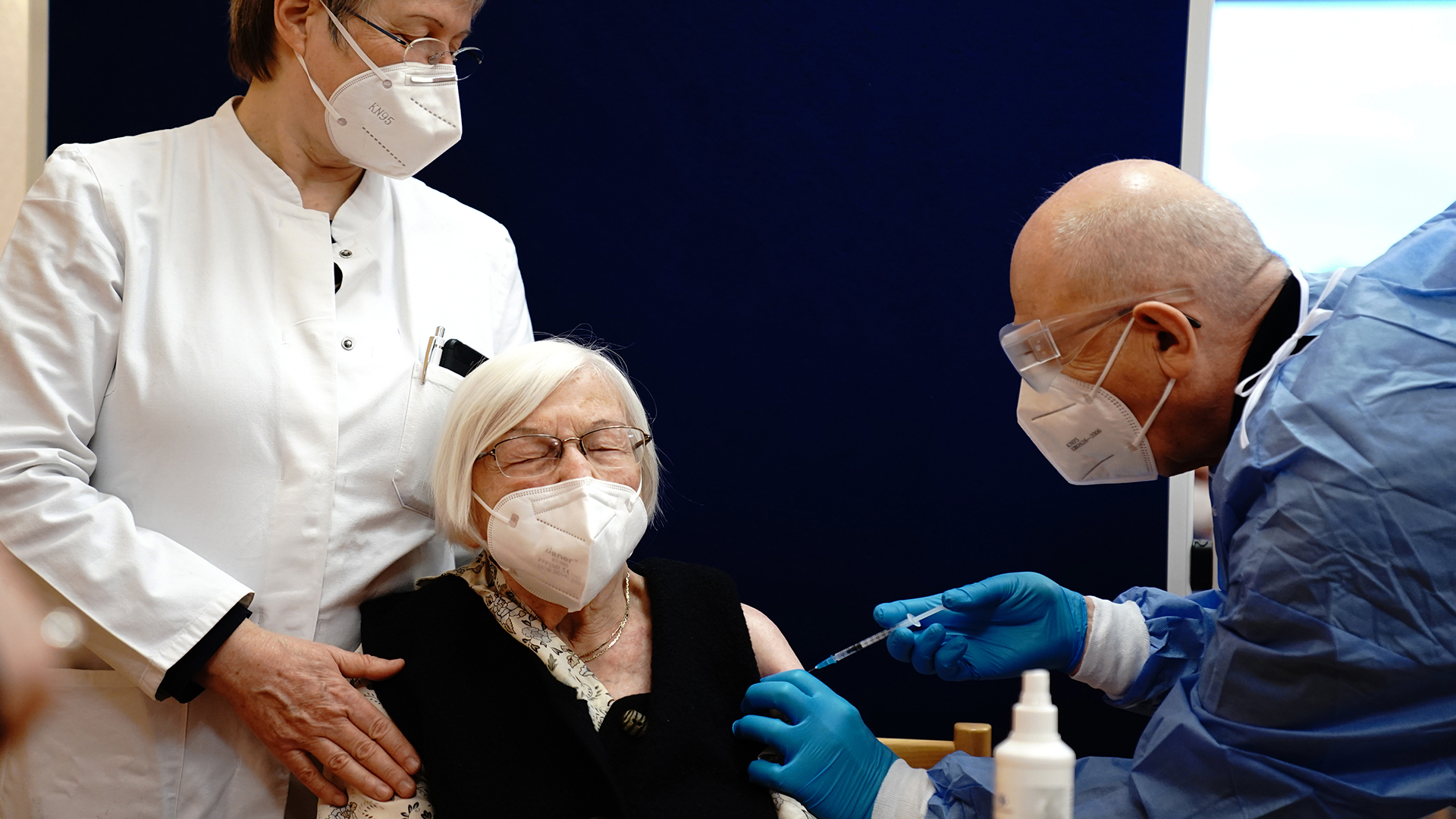 Eine Frau wird im Pflegeheim in Berlin geimpft