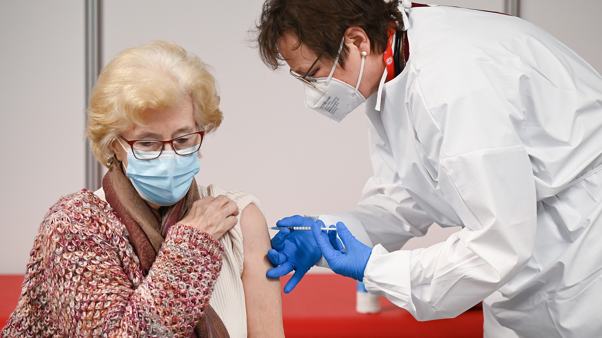 Eine Frau wird in Heuchelheim (Hessen) geimpft