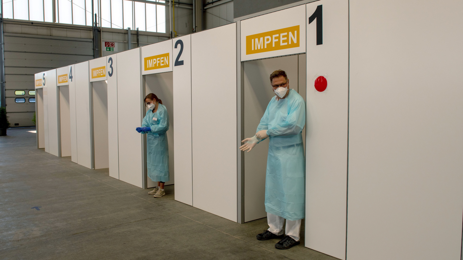 Betriebsärzte warten in einer Halle des Unternehmens Liebherr auf impfwillige Mitarbeiter | dpa