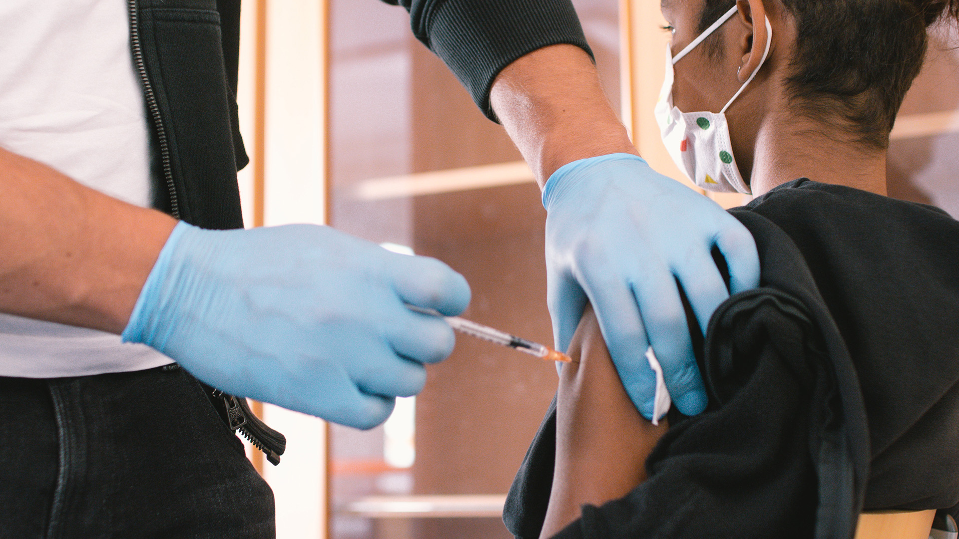 Ein junger Mann wird geimpft. | picture alliance / NurPhoto