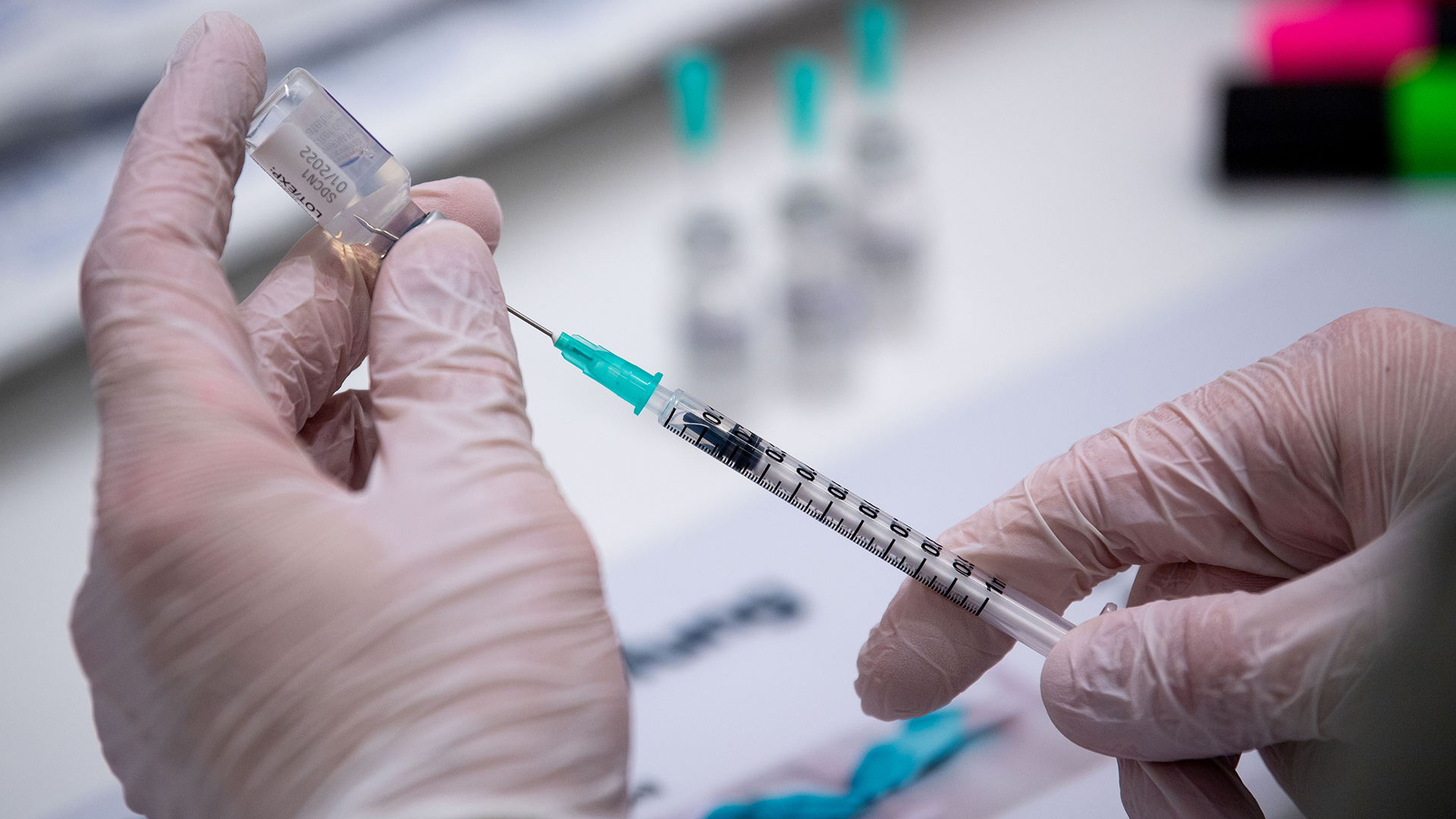 Ein Mitarbeiter einer Corona-Impfaktion bereitet BioNTech-Dosen vor. | dpa