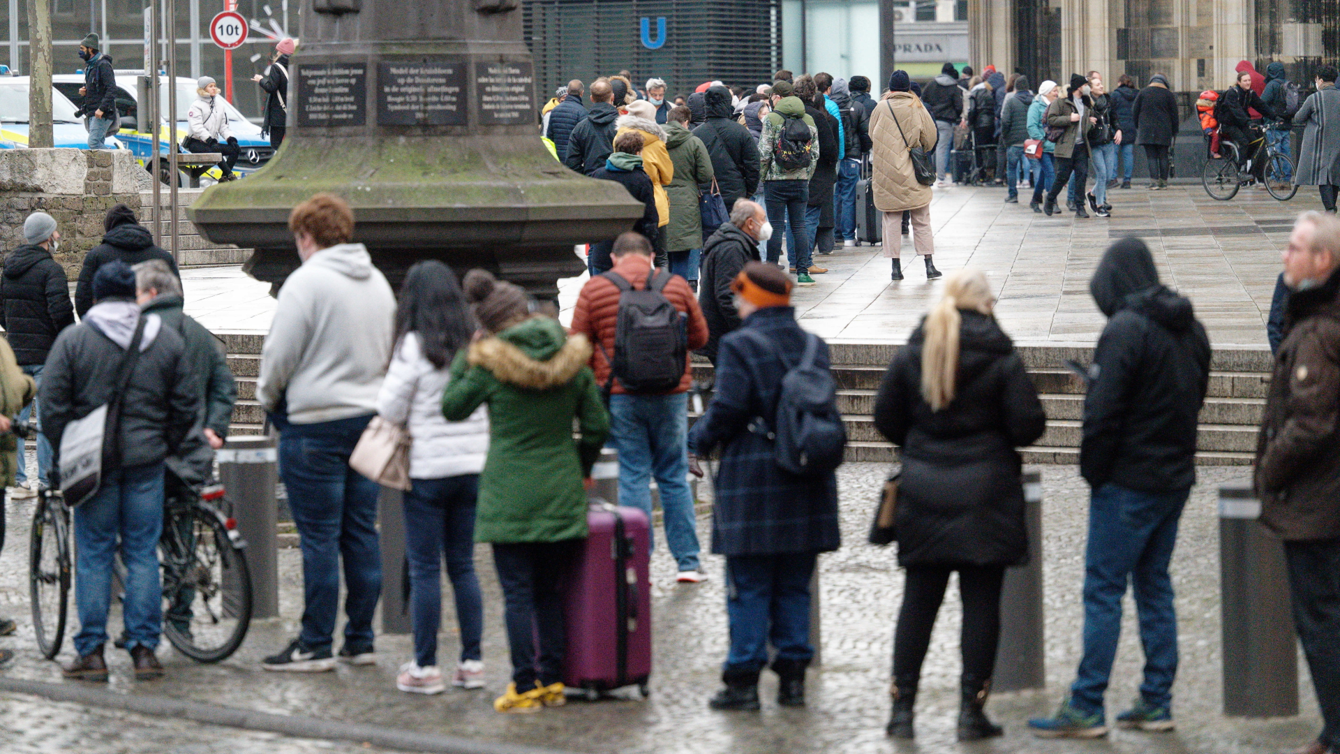 Menschen stehen bei einer Impfaktion zu Weihnachten vor dem Kölner Dom in einer Warteschlange | dpa