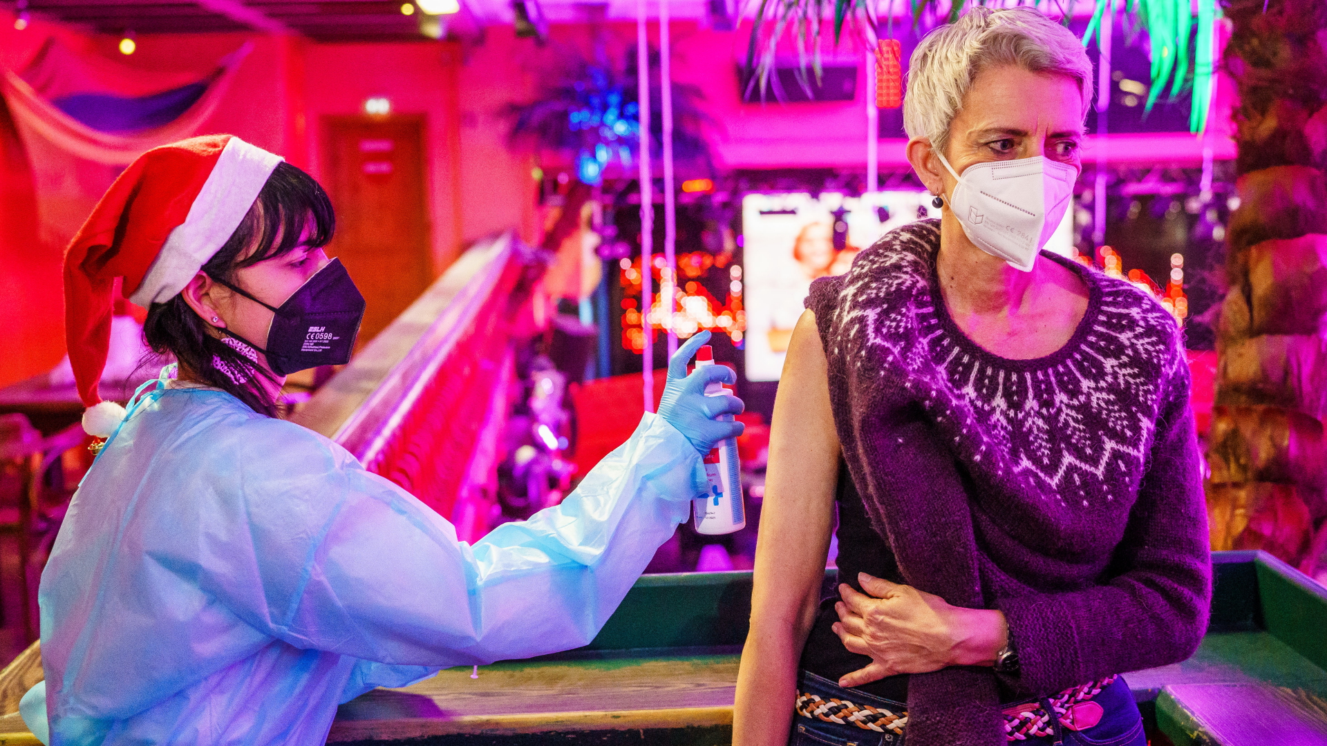 Eine Frau wird in einer Frankfurter Diskothek geimpft | dpa