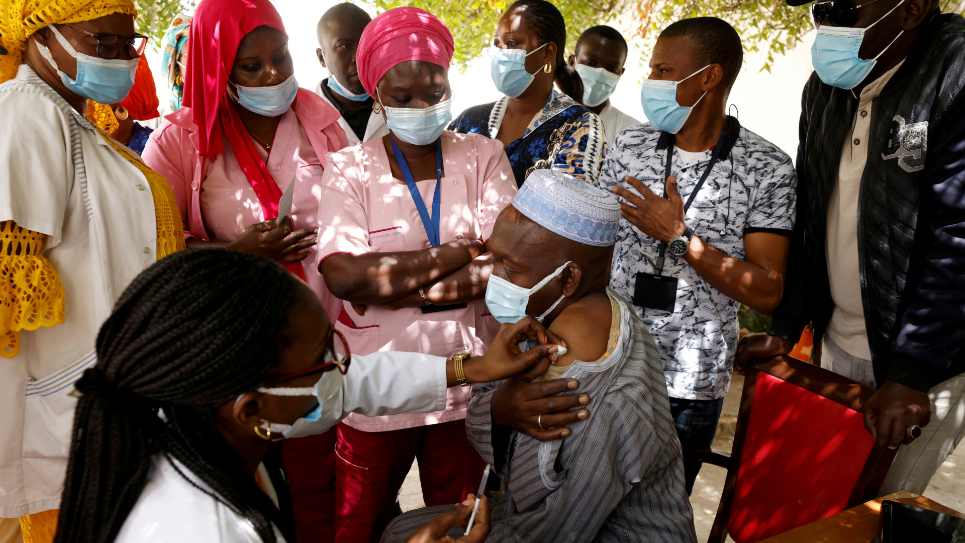 Ein Mitarbeiter des Gesundheitswesens bekommt in Dakar, Senegal, eine Corona-Impfung