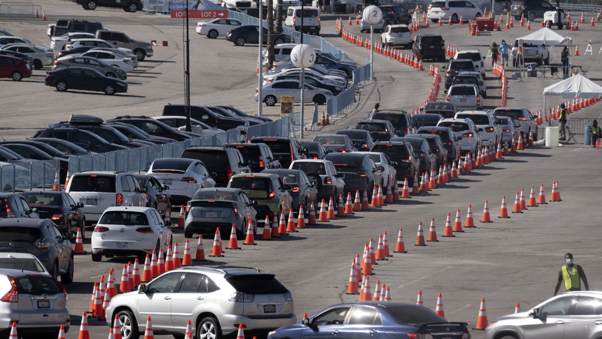 Autos warten vor einer Corona-Impfstation im Dodger Stadium in Los Angeles | dpa