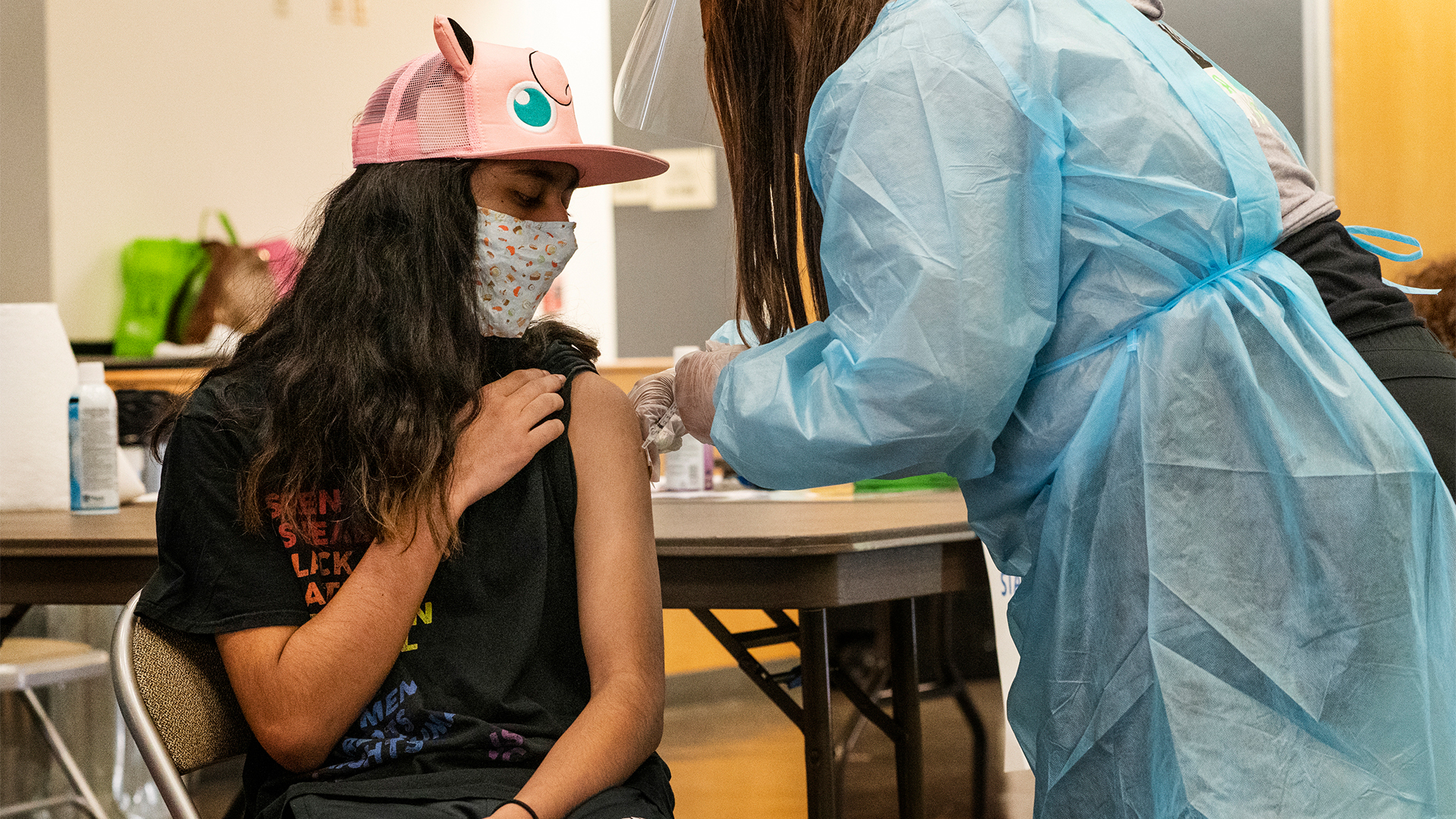 Eine Schülerin wird in den USA gegen das Corona Virus geimpft. | dpa