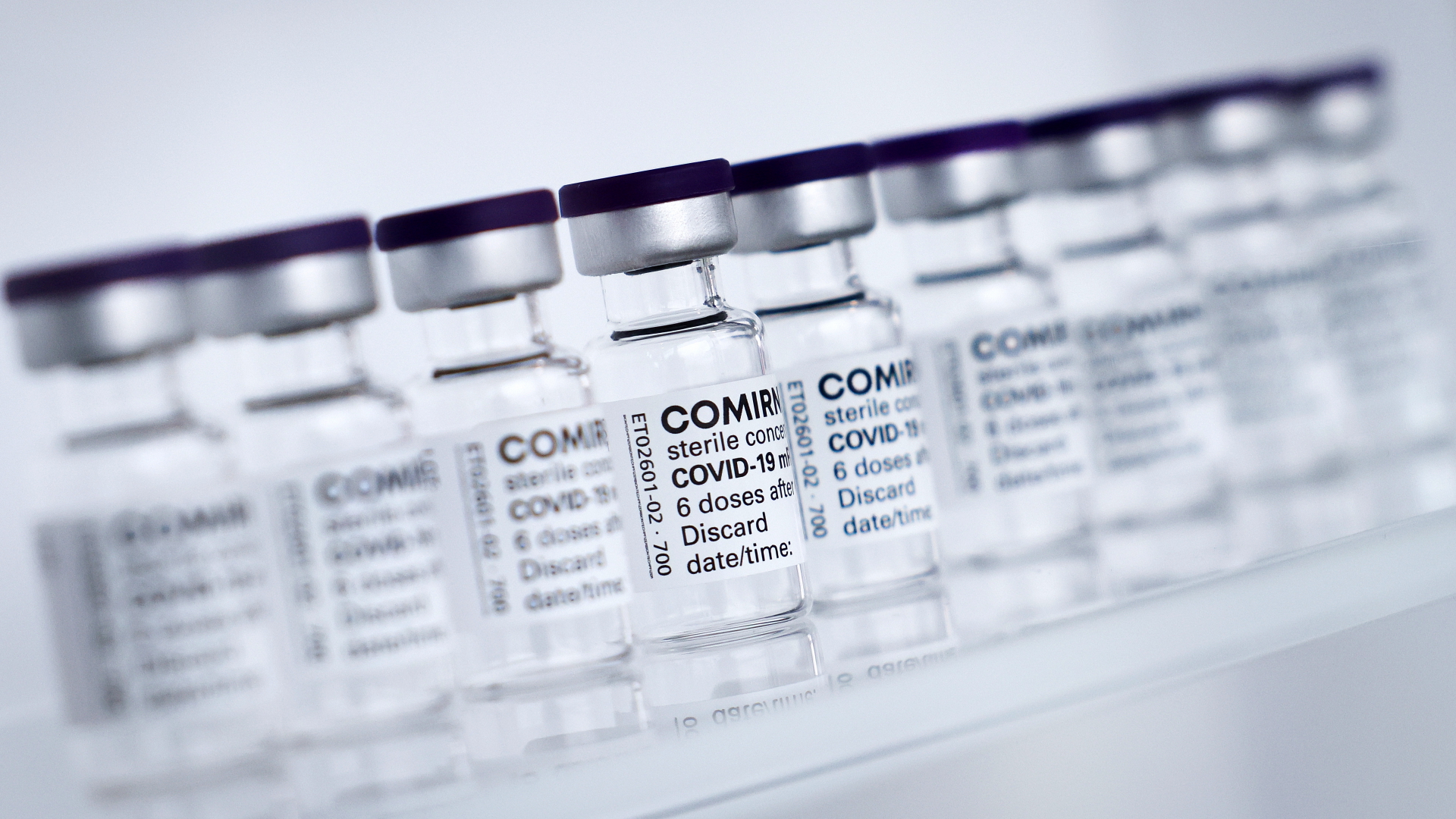 Fläschchen für Impfdosen des Vakzins von BioNTech/Pfizer | dpa