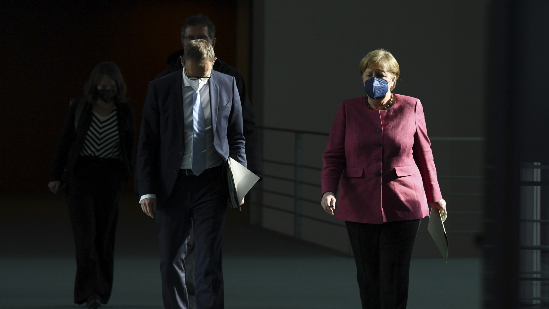 Bundeskanzlerin Angela Merkel (r, CDU) und Berlins Regierender Bürgermeister Michael Müller (SPD) kommen zu einer Pressekonferenz nach einem Impfgipfel von Bund und Ländern.  | dpa
