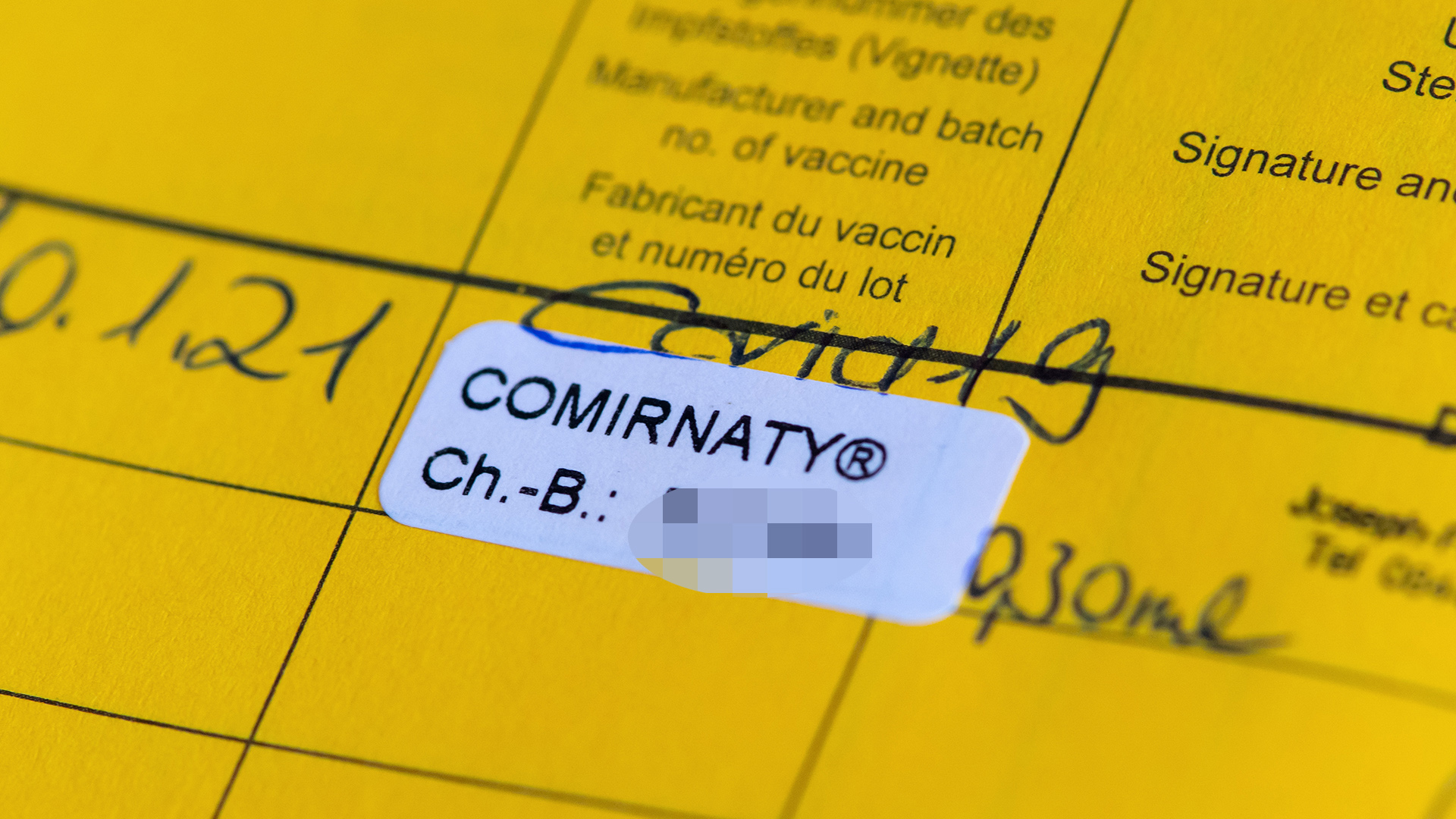 Ein Impfpass mit einer eingetragenen Impfung gegen das Corona-Virus SARS-CoV-2. | dpa