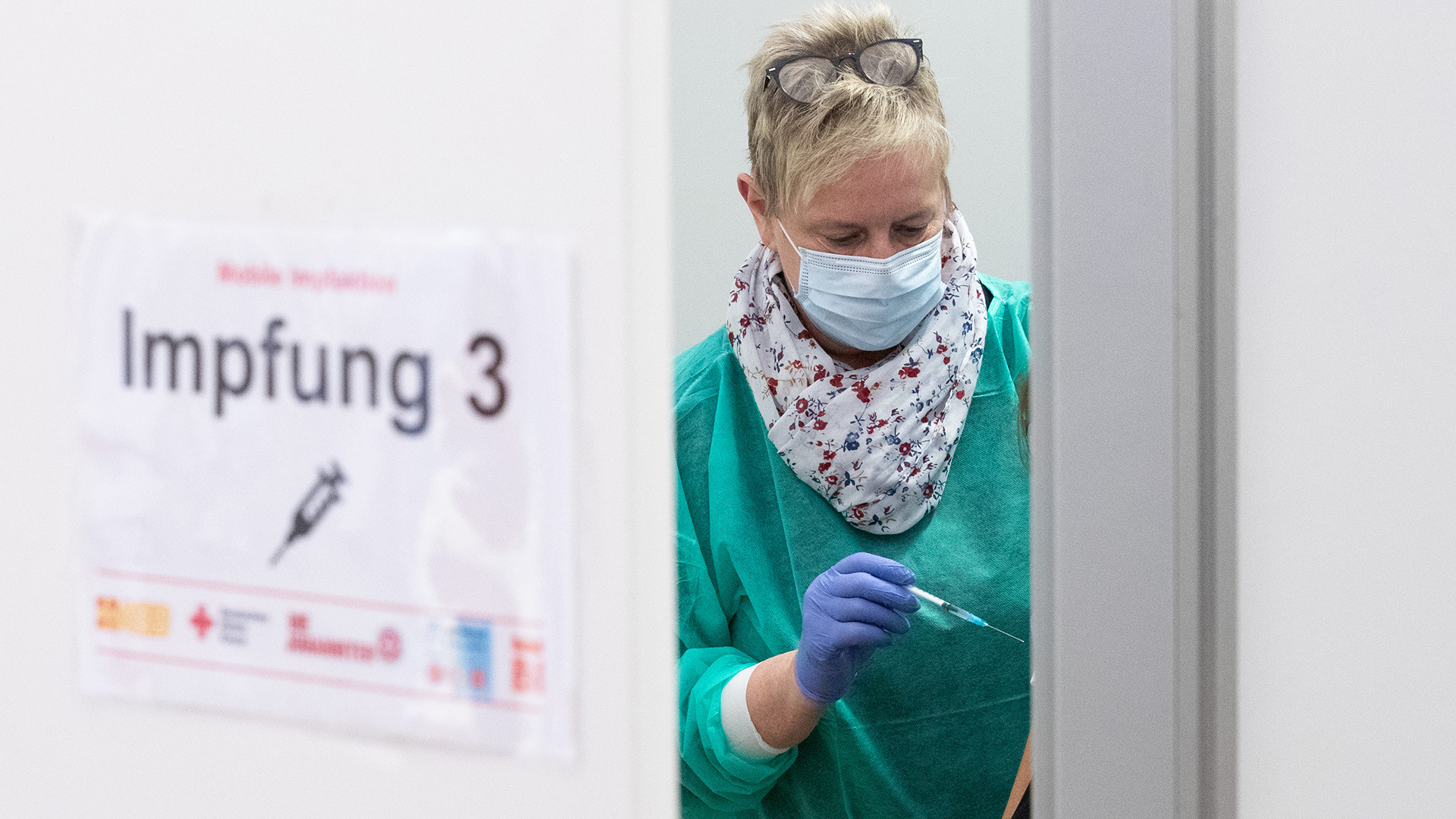 Eine Arzthelferin hält eine Spritze bereit zur Impfung in einem Impfzelt in Nordrhein-Westfalen. | picture alliance/dpa