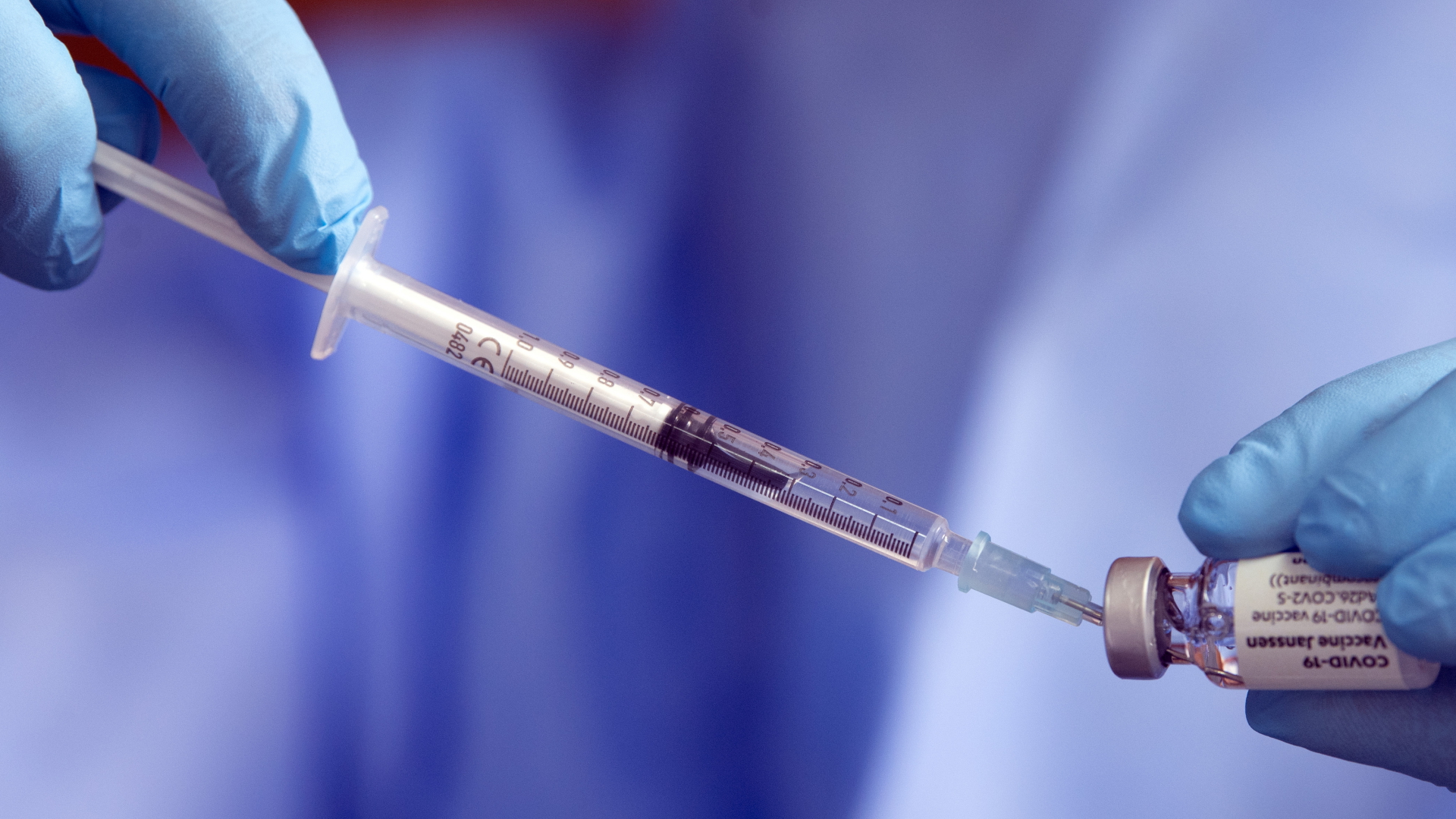 Eine Impfärztin zieht eine Spritze mit dem Impfstoff von Johnson & Johnson auf. | dpa